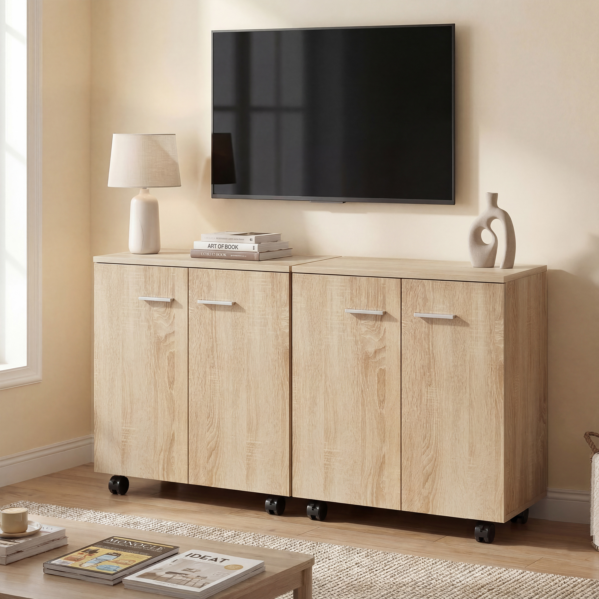 Armarios de madera con ruedas, lámpara, TV, jarrón y libros.