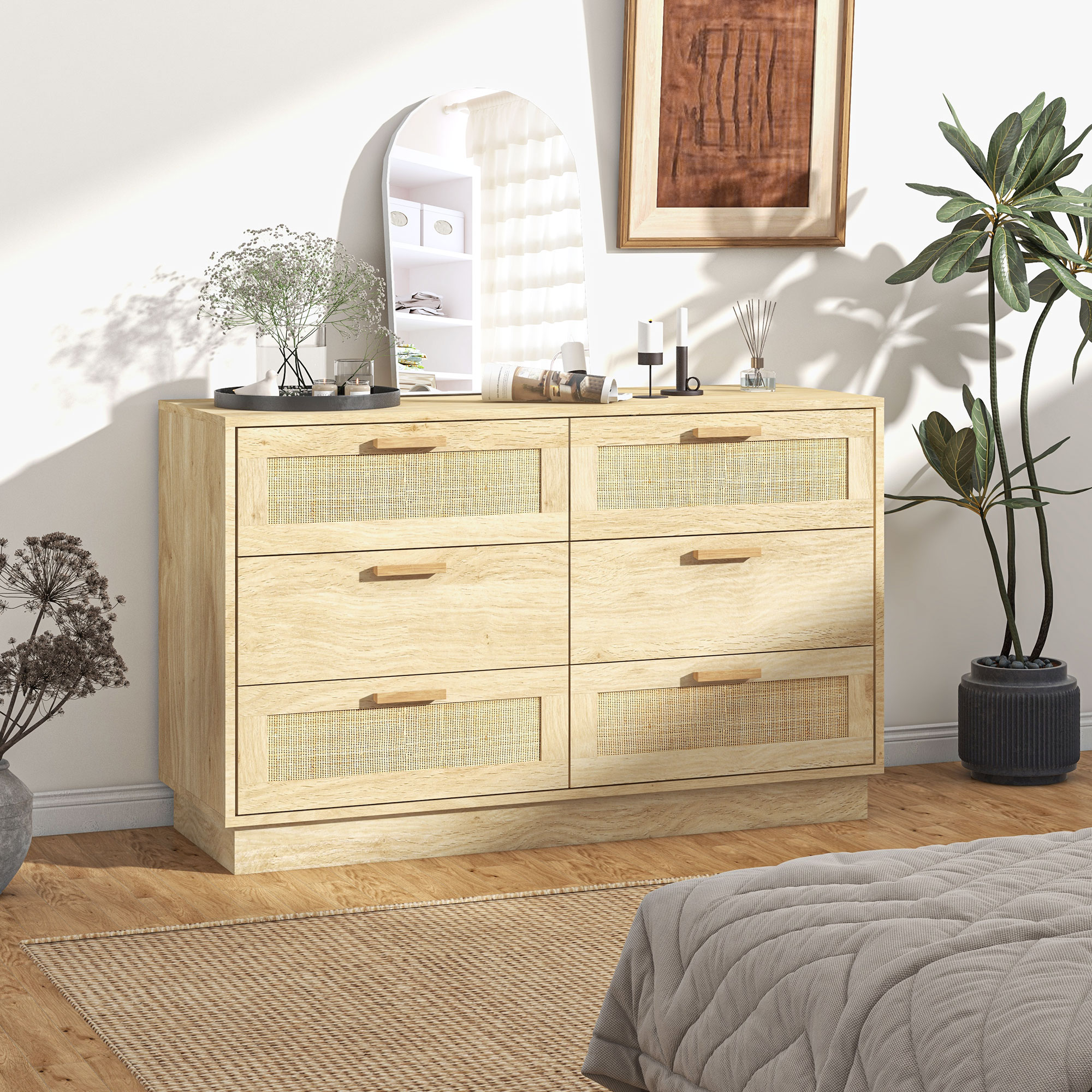 Cómoda de madera clara con inserciones de ratán, espejo, plantas y decoración.