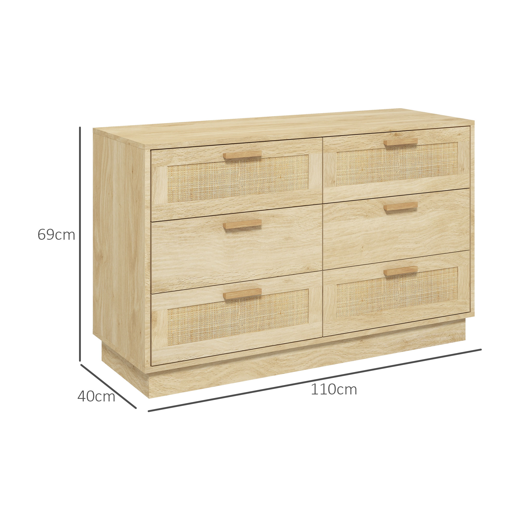Cómoda de madera clara con seis cajones con inserciones de ratán y tiradores de madera.