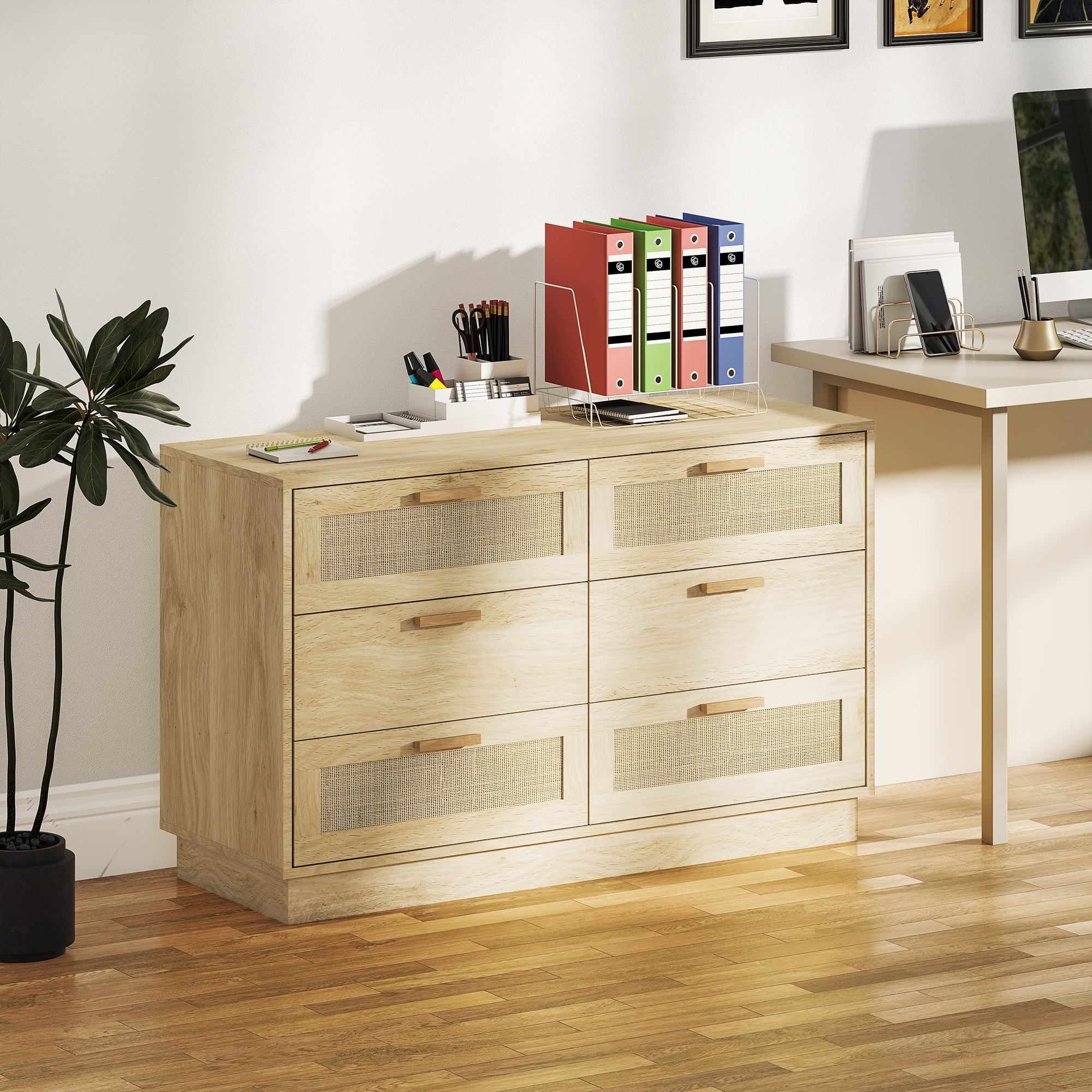 Un mueble de madera clara con seis cajones, dos con frentes de ratán.