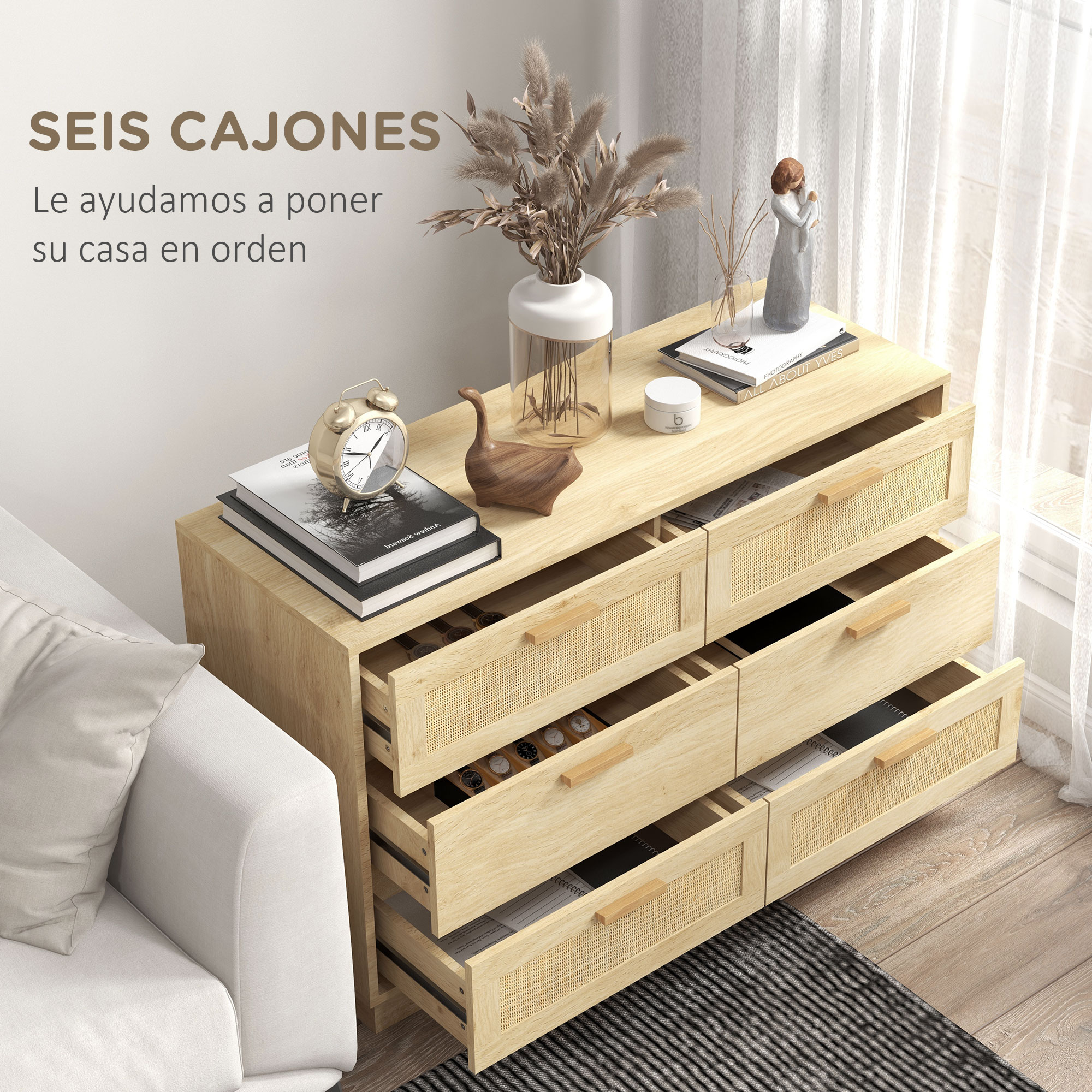 Cómoda de madera con seis cajones, llena de relojes y libros. Artículos de decoración encima.