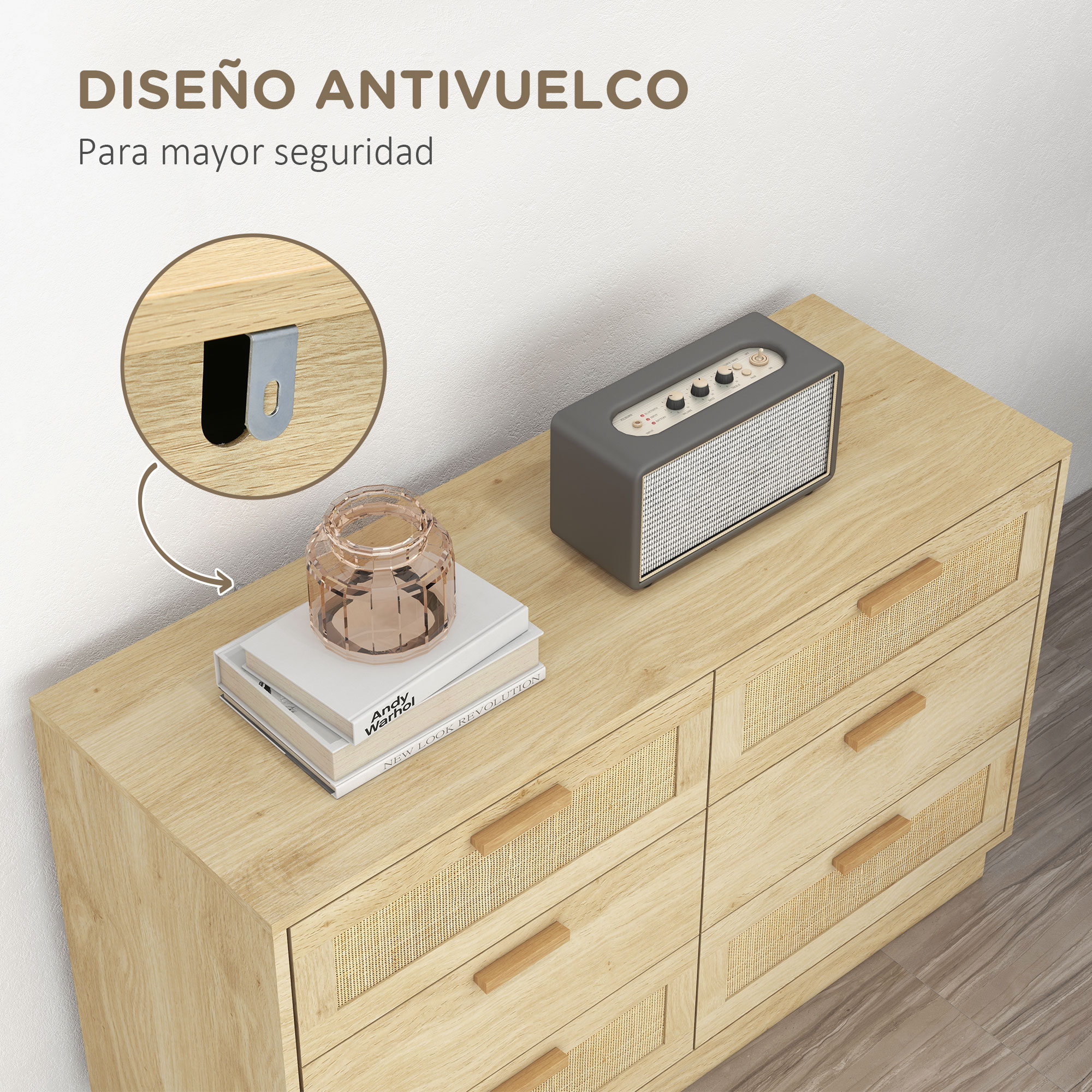 Cómoda de madera con altavoz, jarrón y libros. Primer plano del soporte antivuelco.
