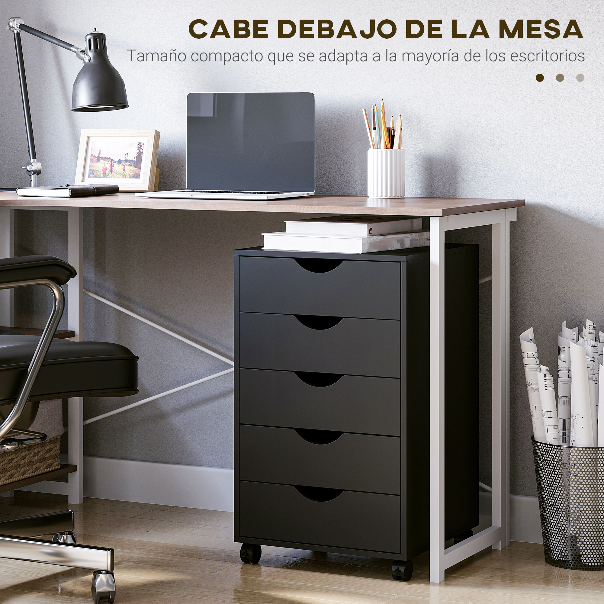 Un escritorio con portátil, lámpara y una unidad de cajones negra debajo.