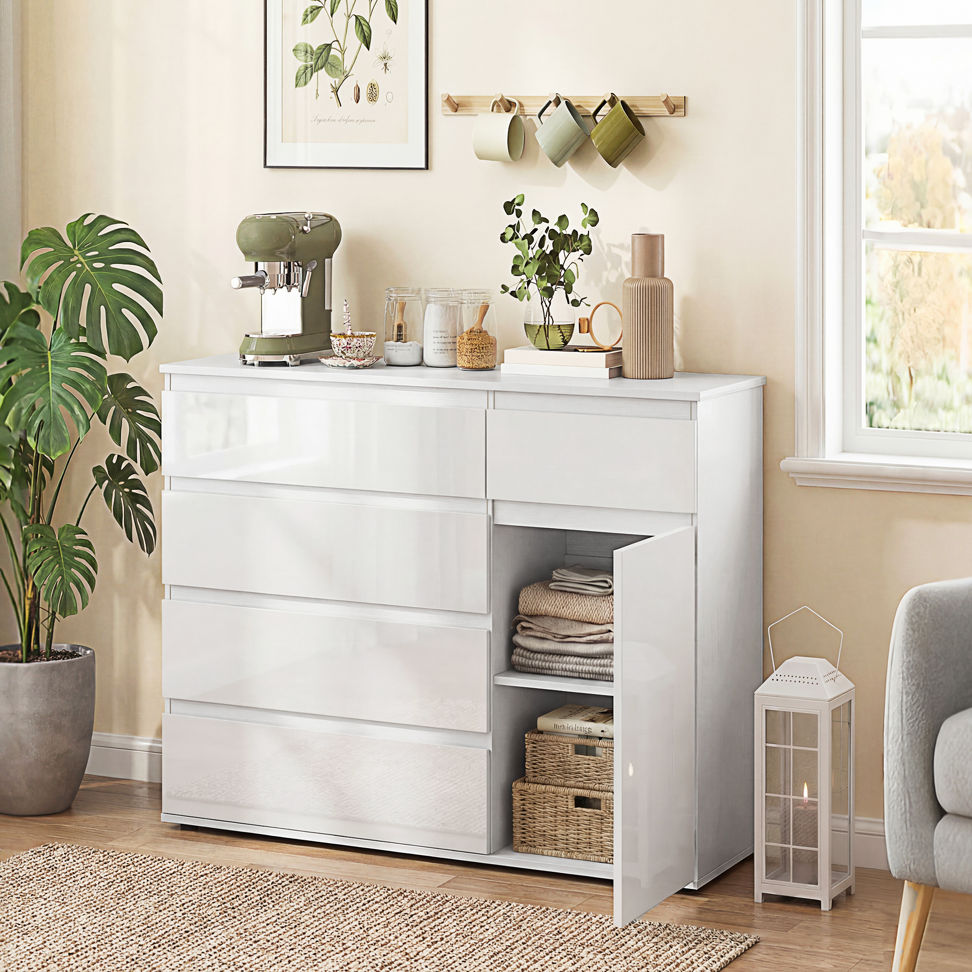Credenza bianca con anta aperta che rivela coperte piegate e cesti. Macchina da caffè, piante, tazze e decorazioni.