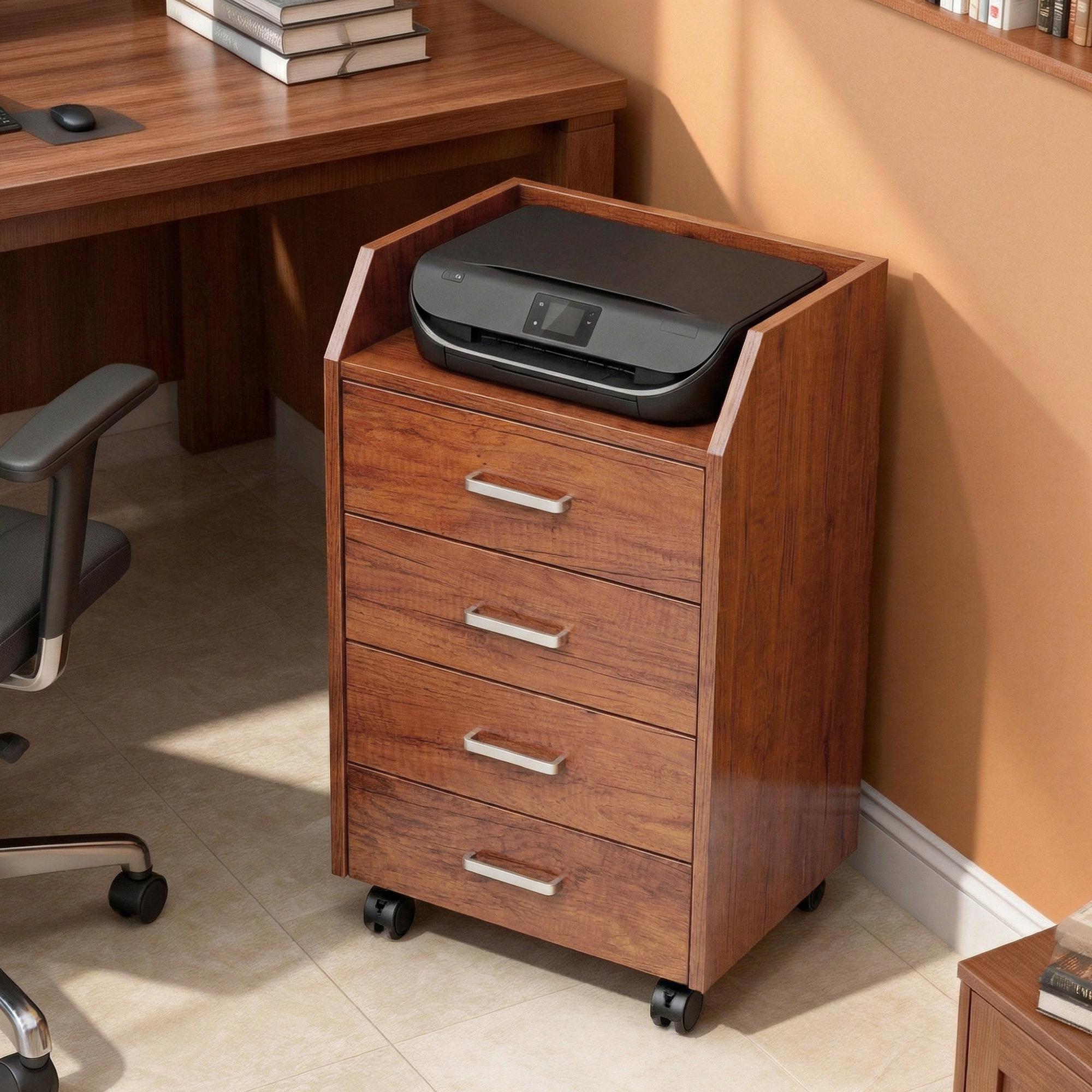 Un soporte de madera para impresora con cuatro cajones sostiene una impresora negra. Un escritorio y una silla están cerca.