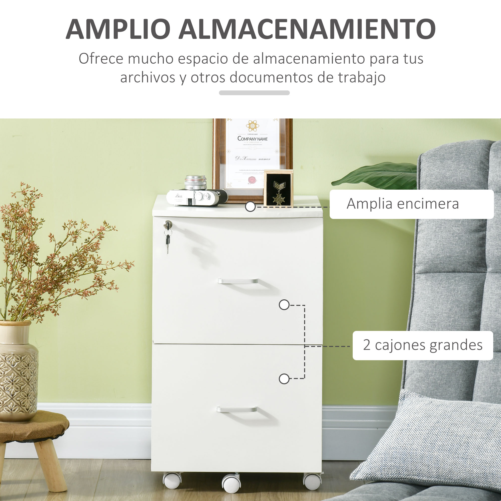 Un archivador blanco con dos cajones, llaves y decoraciones encima.
