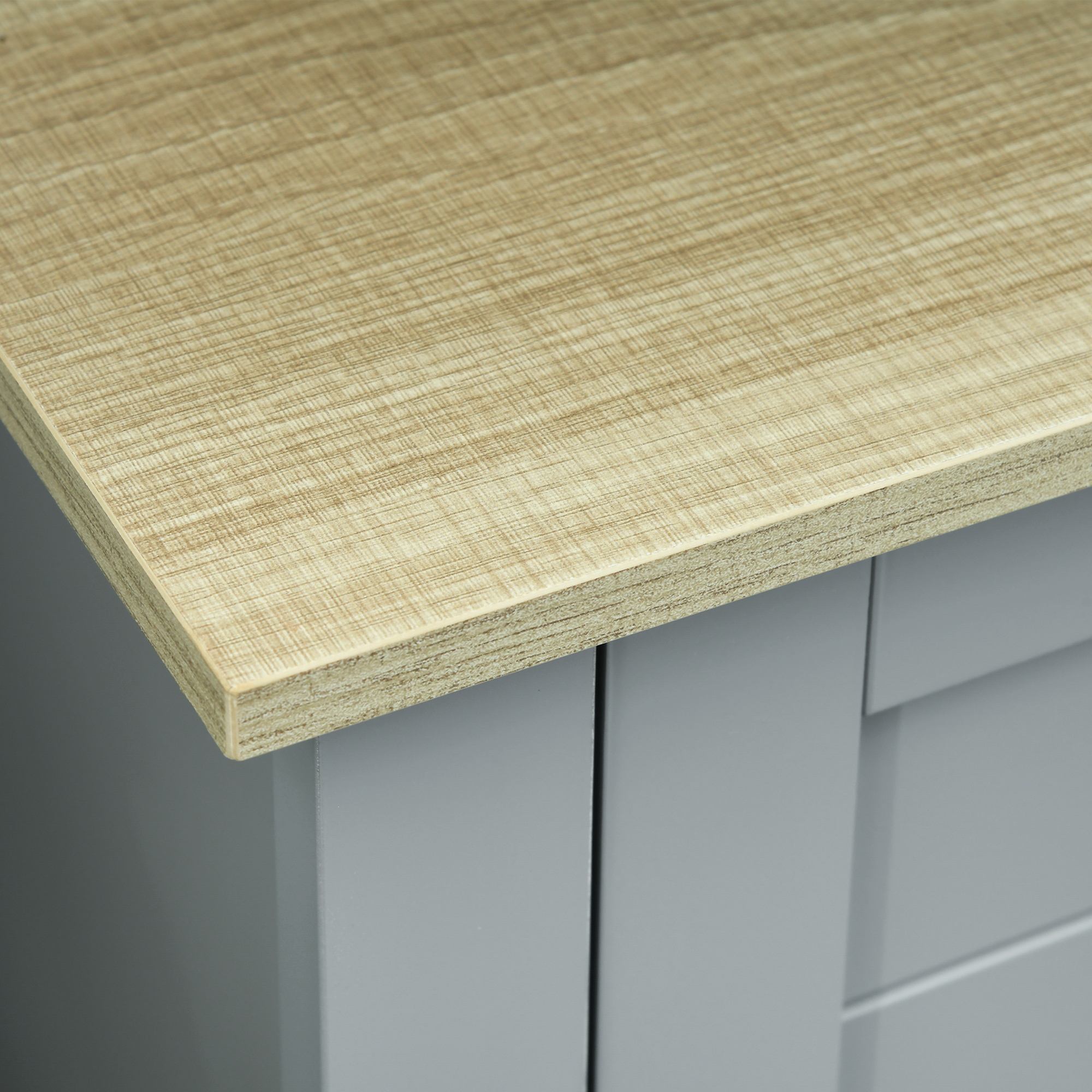 Primer plano de veta de madera marrón claro en mueble gris.