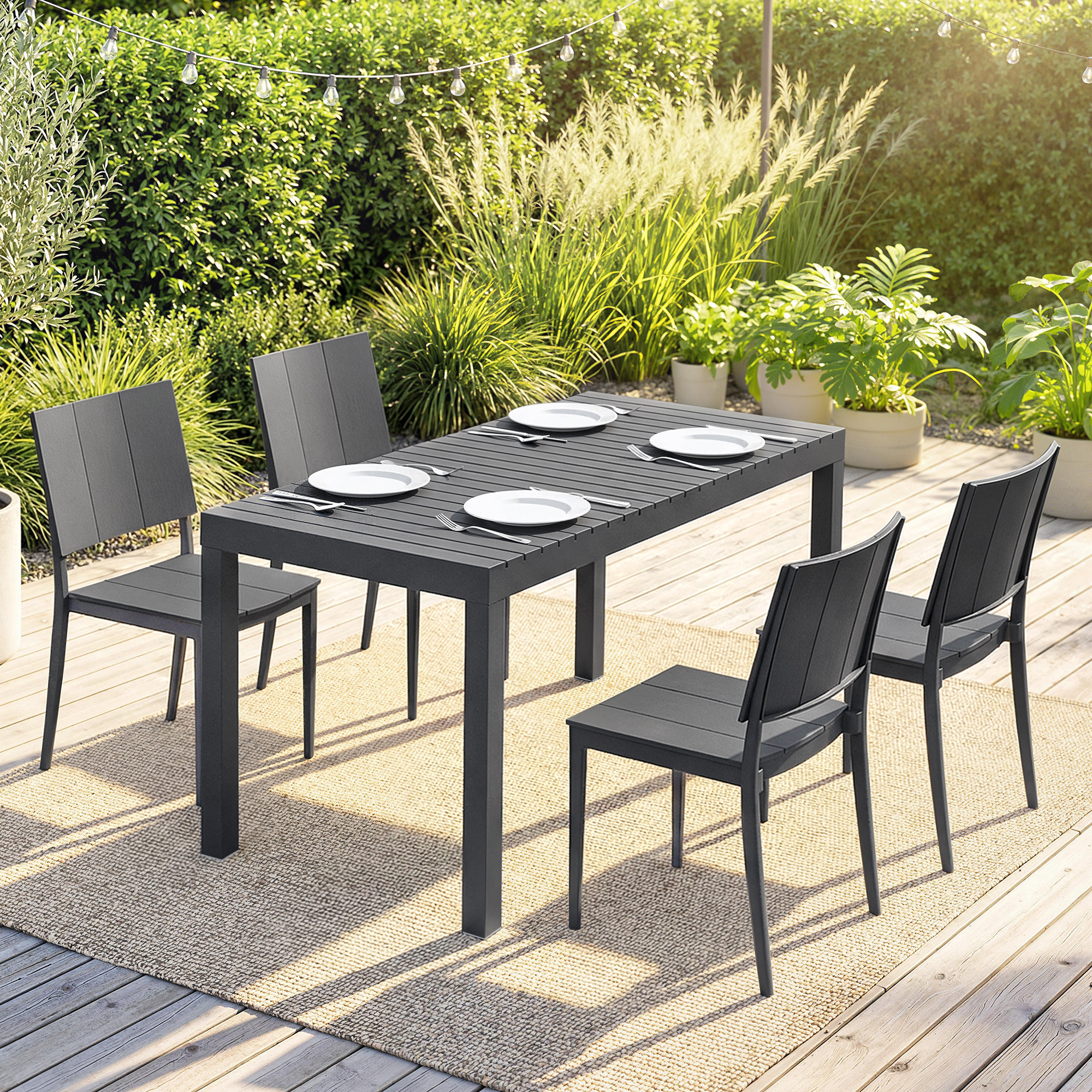 Una mesa de comedor oscura con cuatro sillas, puesta para cuatro, en un patio.