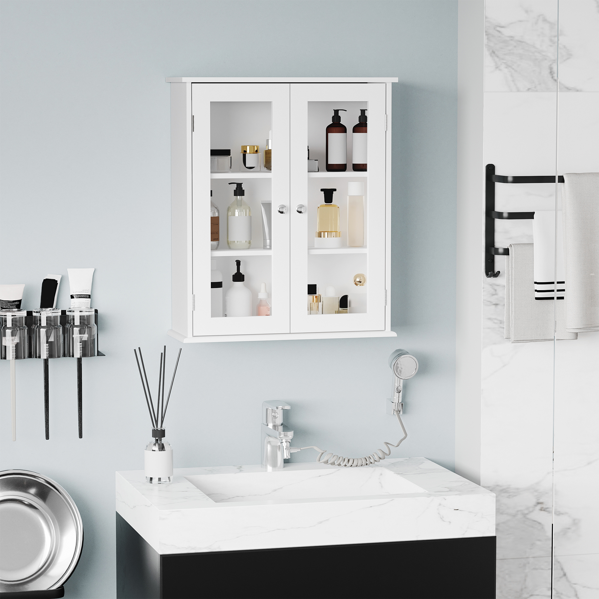 Un botiquín blanco con puertas de cristal muestra artículos de tocador sobre un lavabo de mármol.