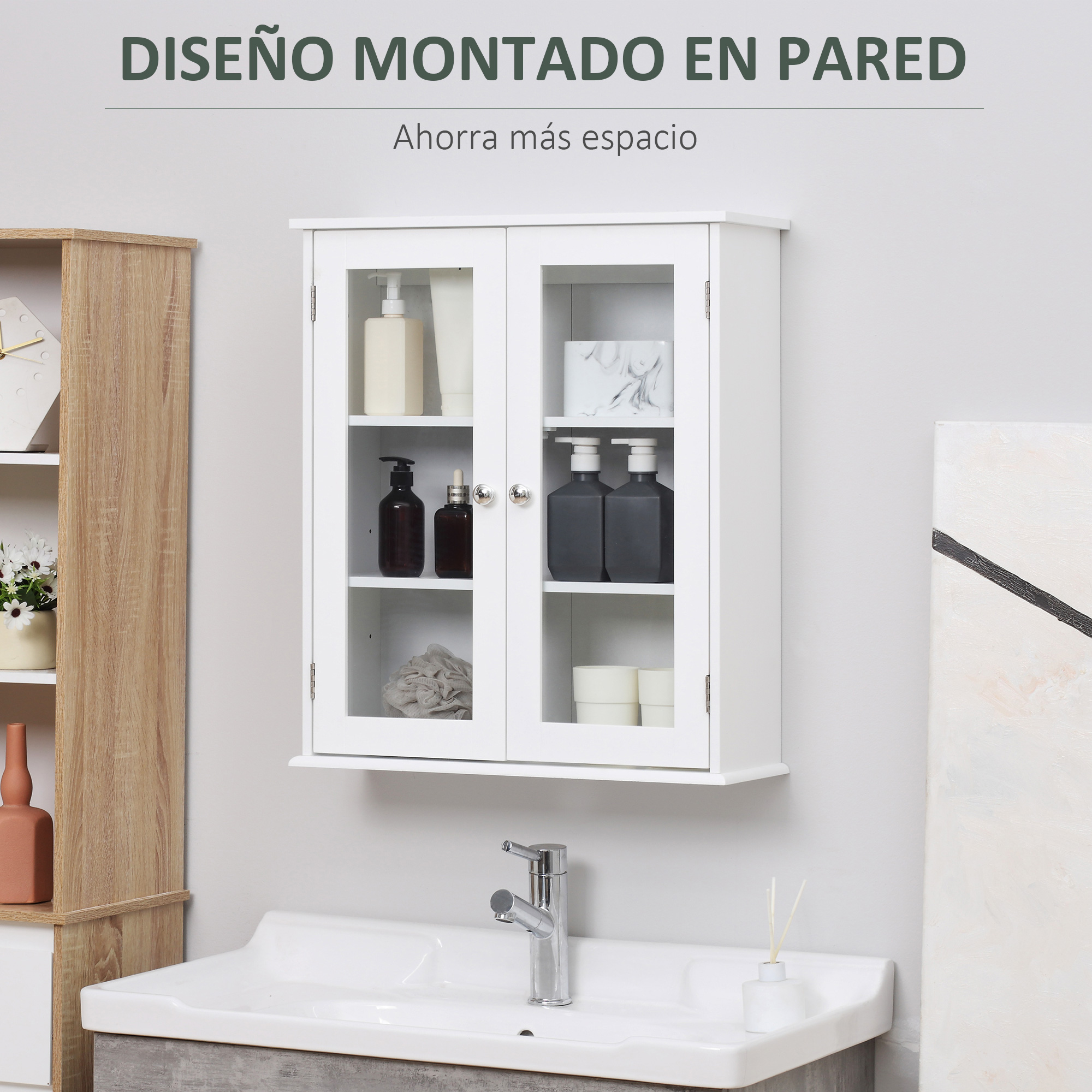 Un botiquín blanco con puertas de cristal sobre un lavabo. Contiene dispensadores de jabón.