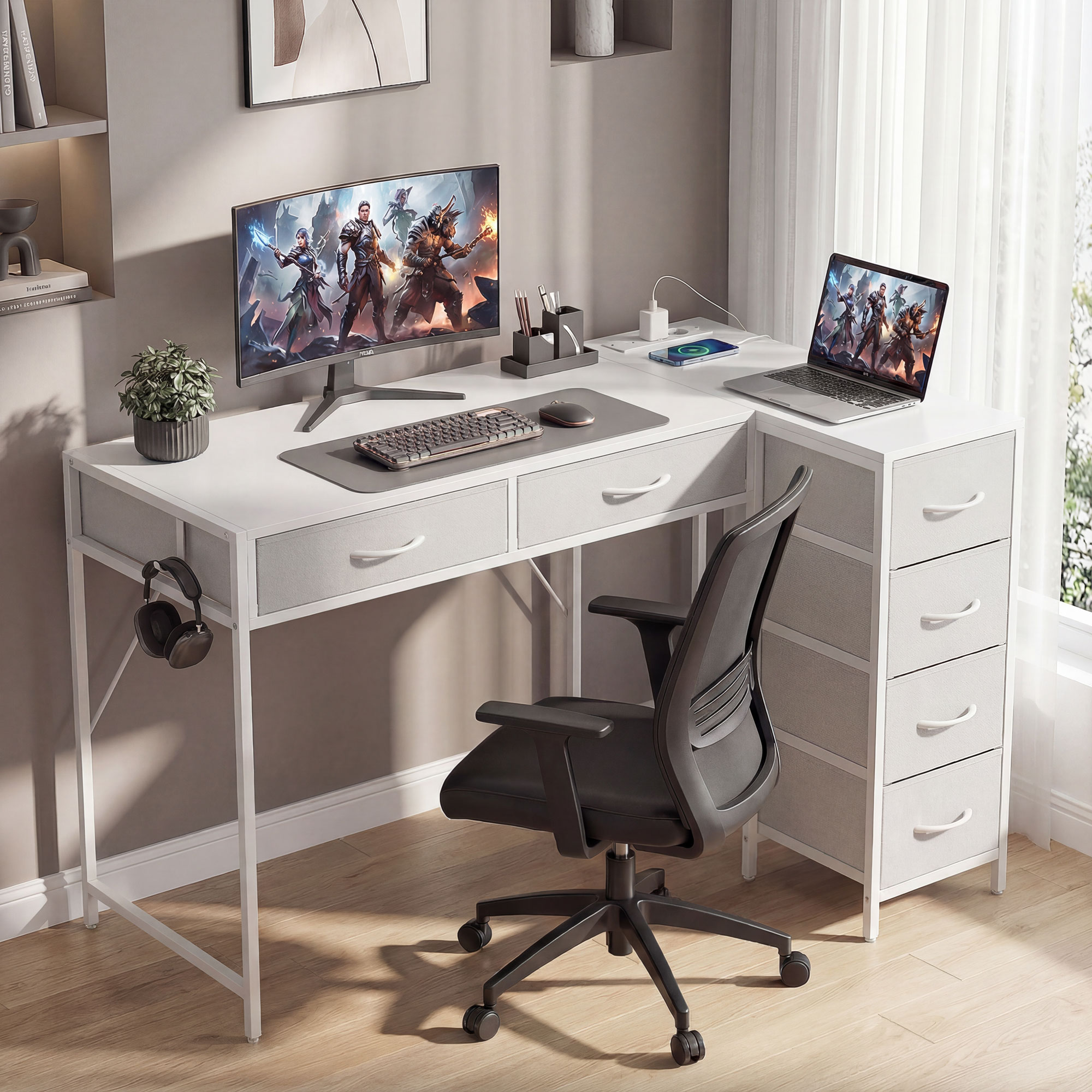Un escritorio blanco en forma de L con monitor, portátil, teclado, ratón y silla.