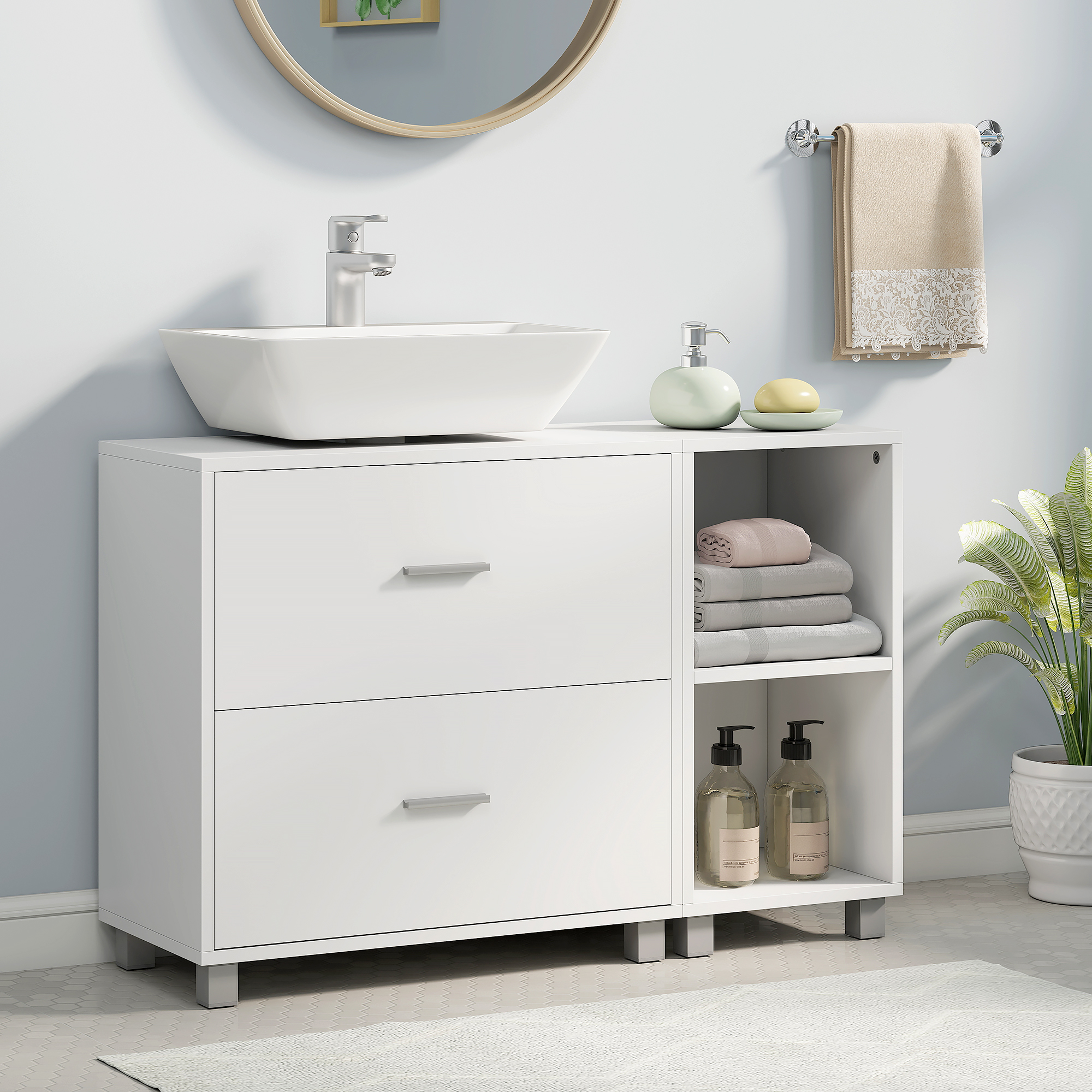 Mobiletto da bagno bianco con lavabo d'appoggio, cassetti, mensole aperte, asciugamani, sapone e pianta.