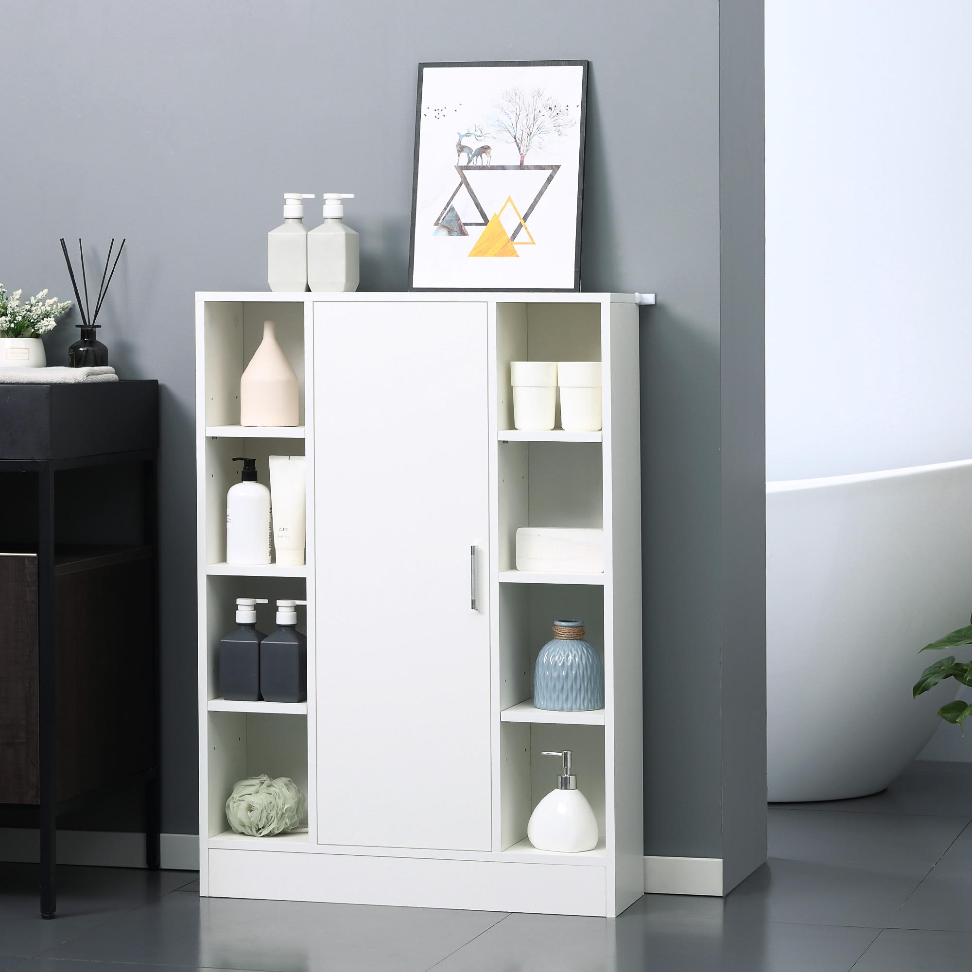Un mueble de baño blanco con estantes abiertos llenos de botellas y recipientes.