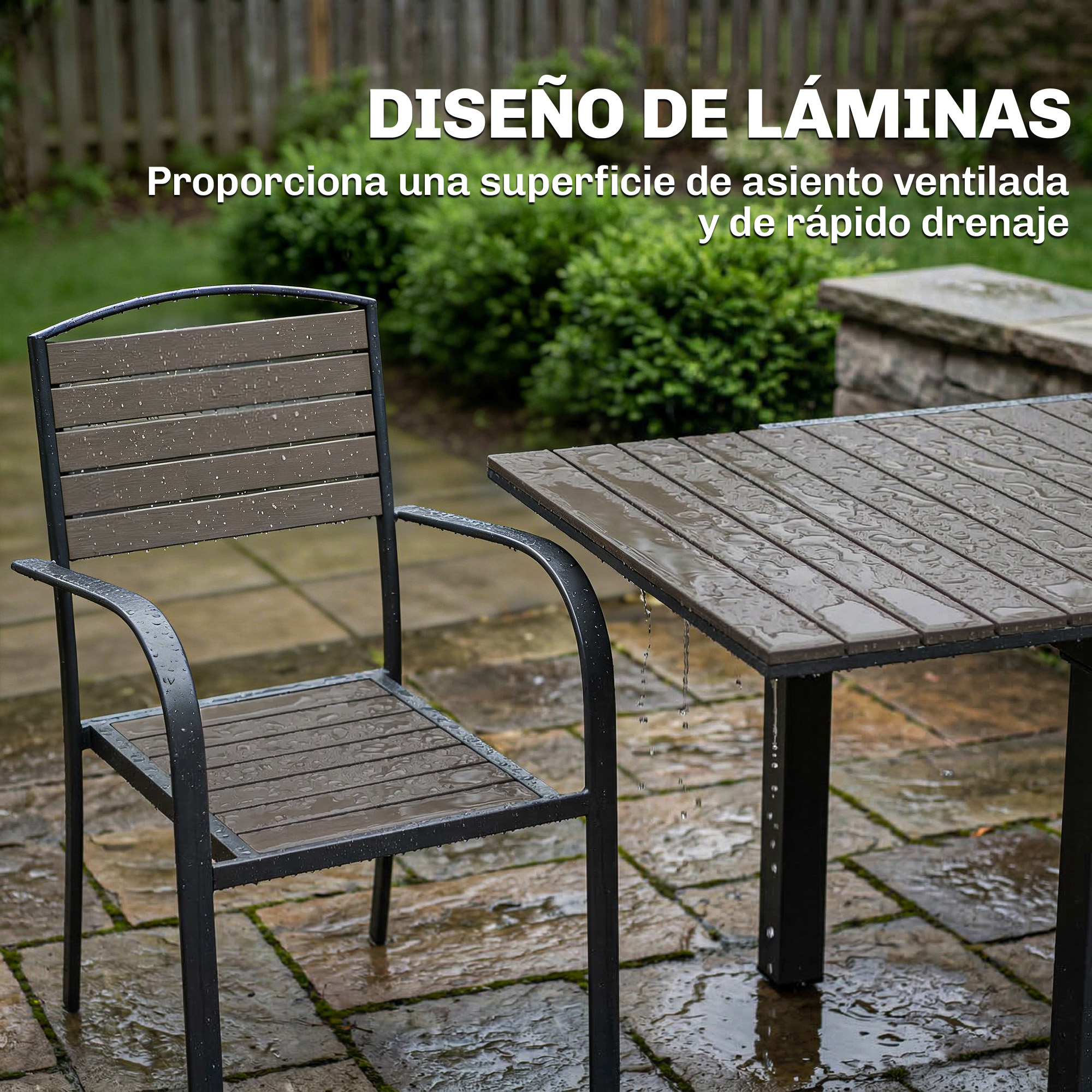 Silla y mesa marrones de exterior bajo la lluvia en patio de piedra.