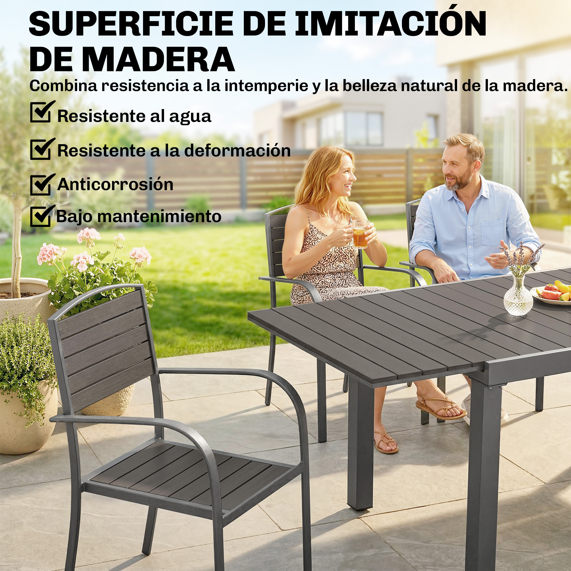 Una pareja se sienta en una mesa de aspecto de madera en un patio con muebles de exterior.