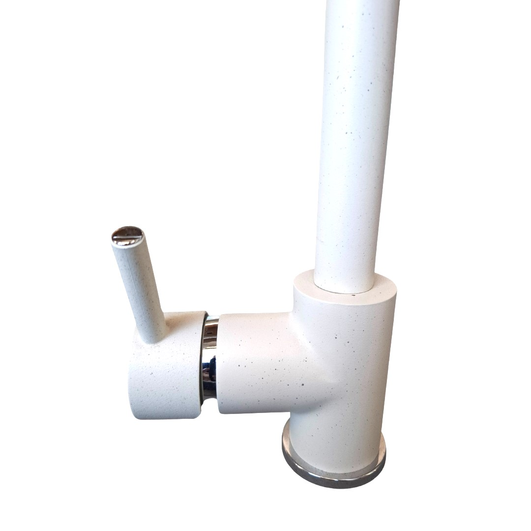 Un rubinetto bianco con leva singola e accenti cromati, su sfondo bianco.