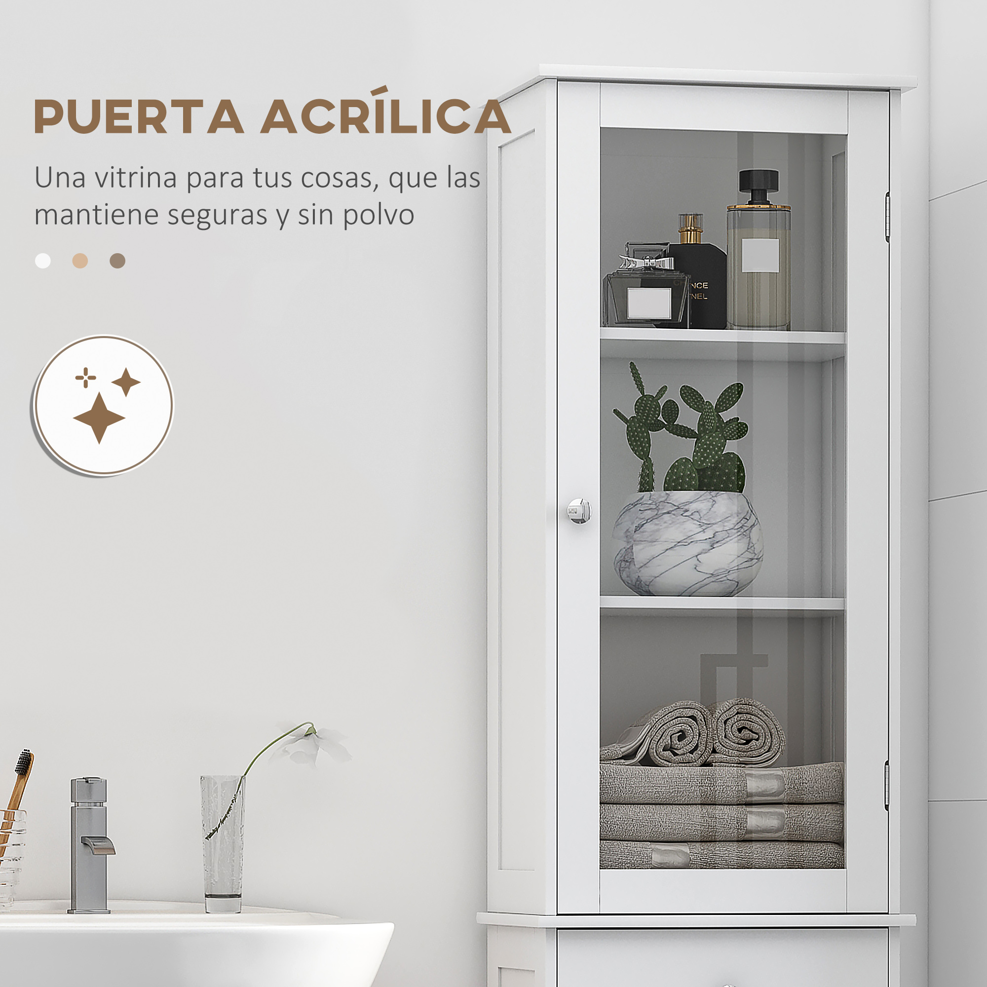 Un armario blanco con puerta de cristal, con perfumes, cactus, toallas y una flor.