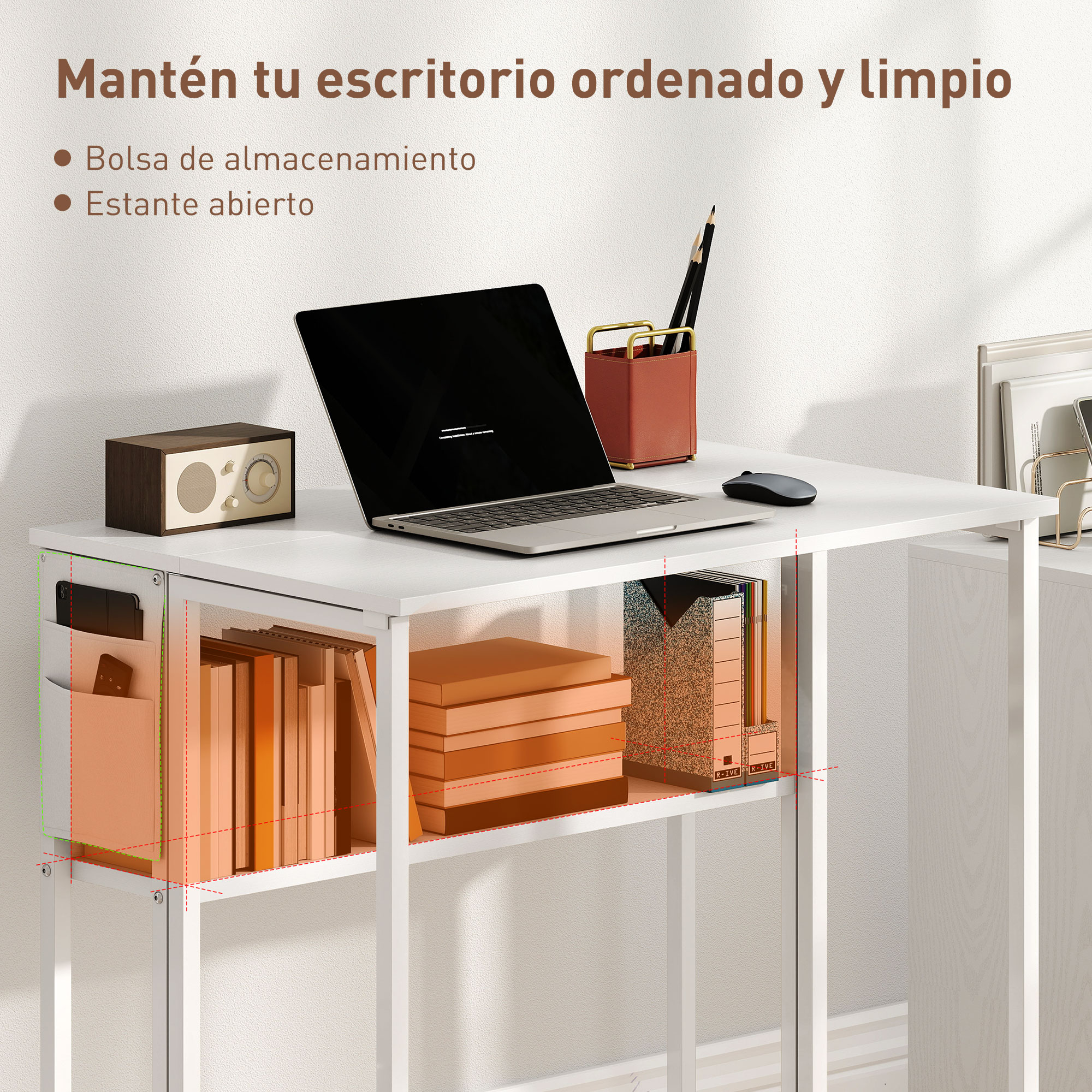 Un escritorio con portátil, ratón, libros y bolsa de almacenamiento.