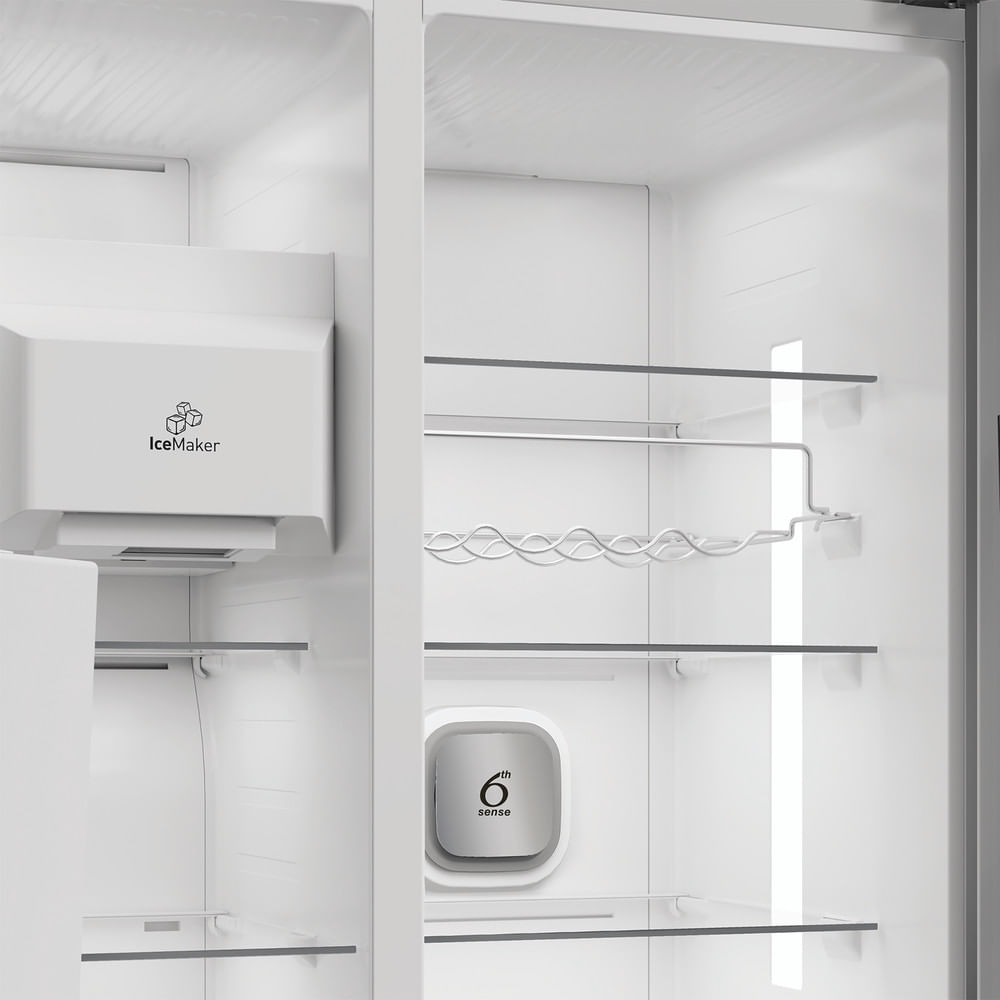 Interno di un frigorifero con ice maker e tecnologia 6th Sense.