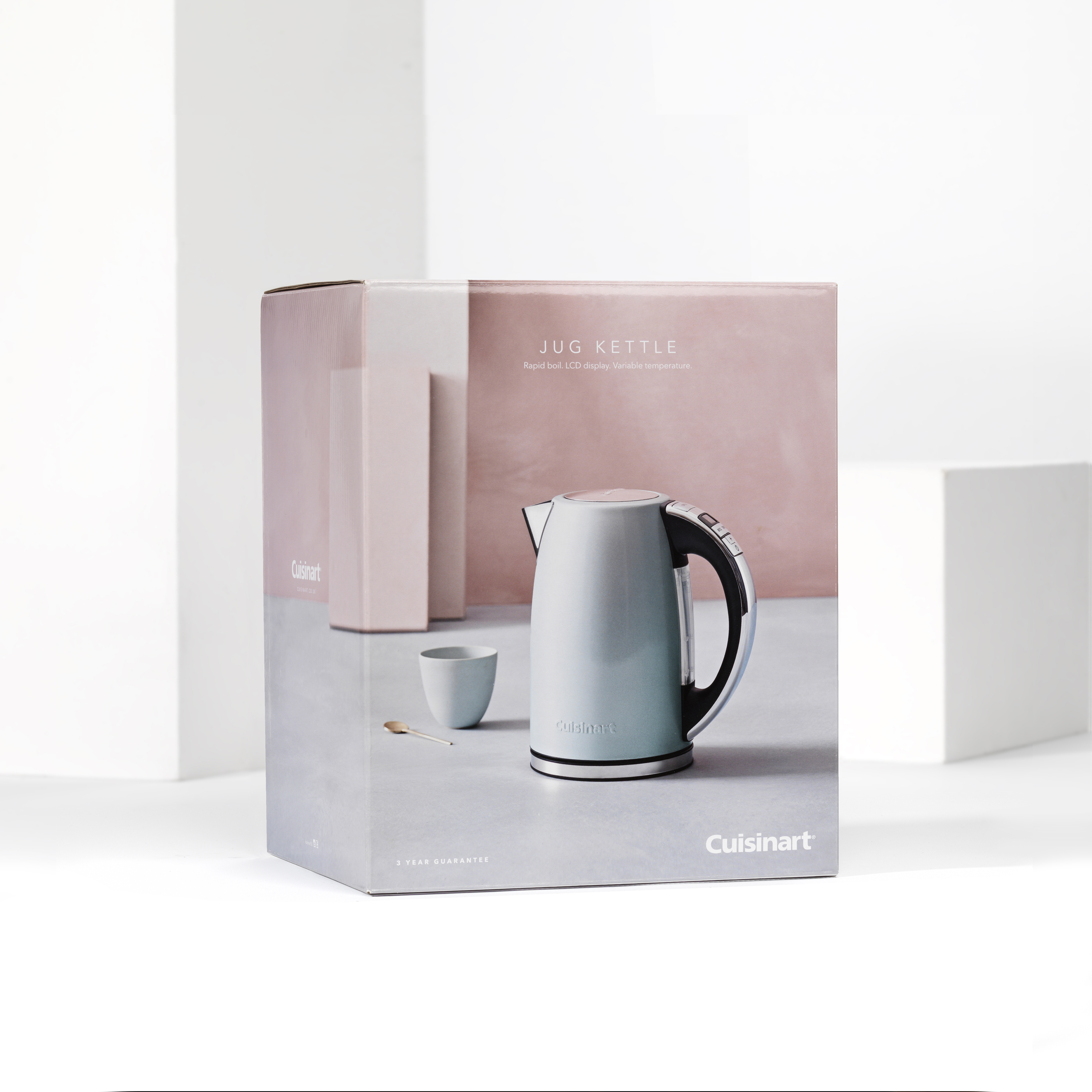 Caraffa Cuisinart azzurra con tazza e cucchiaio su scatola.