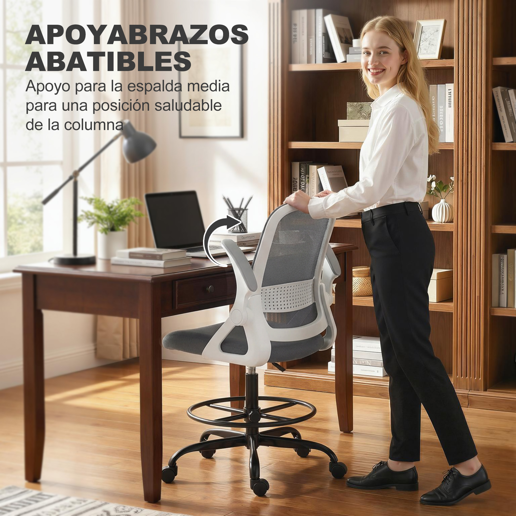 Una mujer está de pie junto a una silla de oficina frente a una librería.