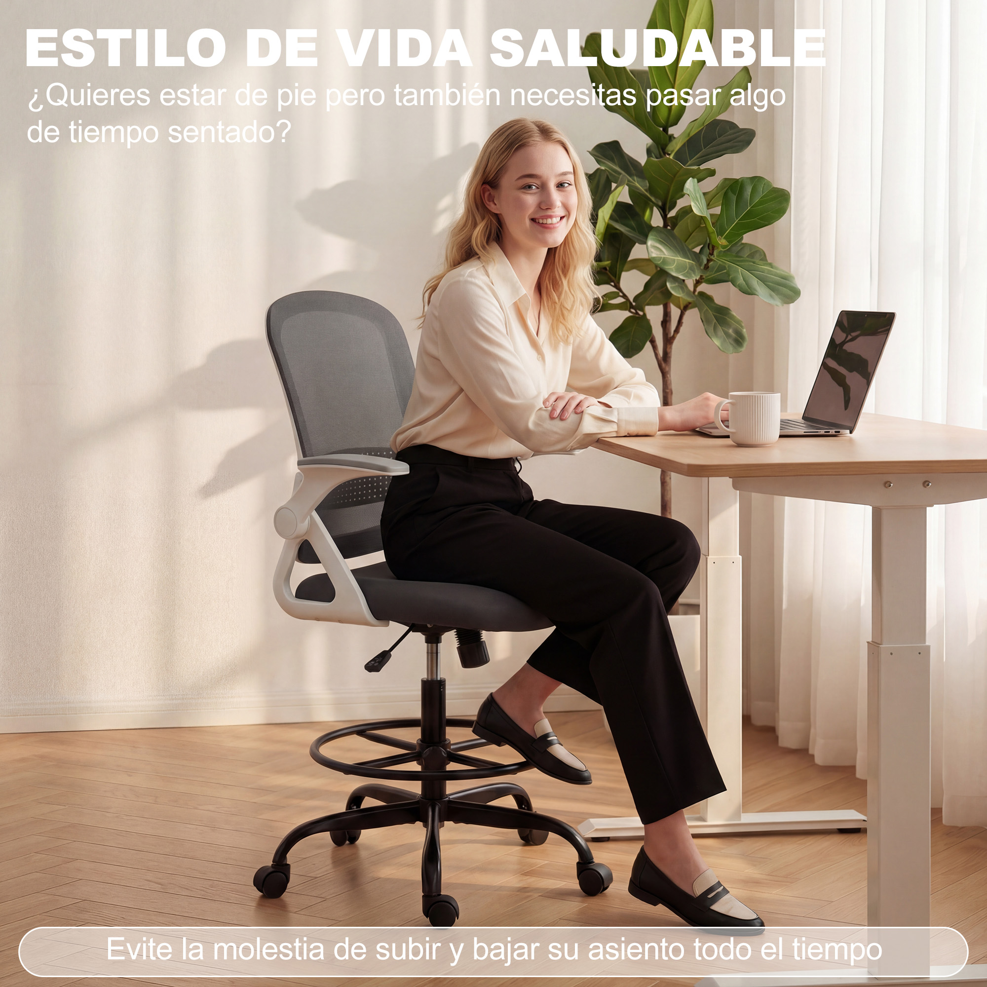 Una mujer se sienta en un escritorio con un portátil.