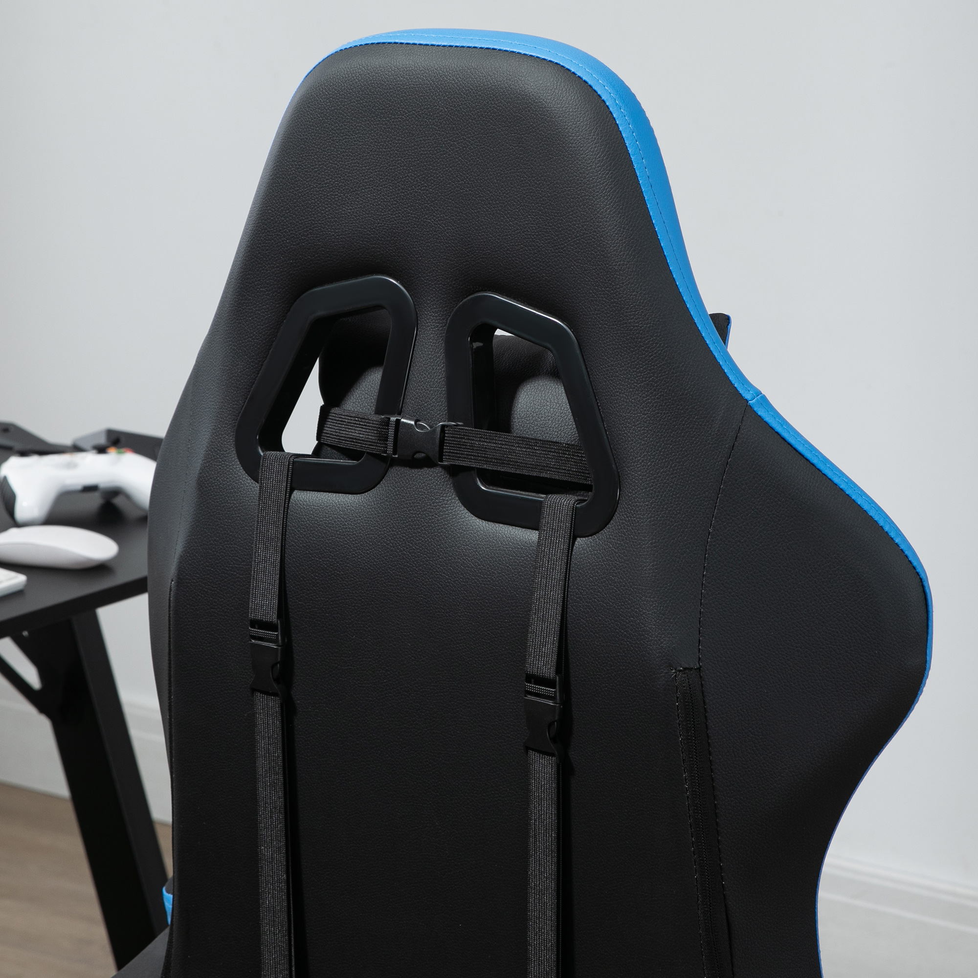 Silla gamer negra con ribete y correas azules. Detalles de costura visibles.