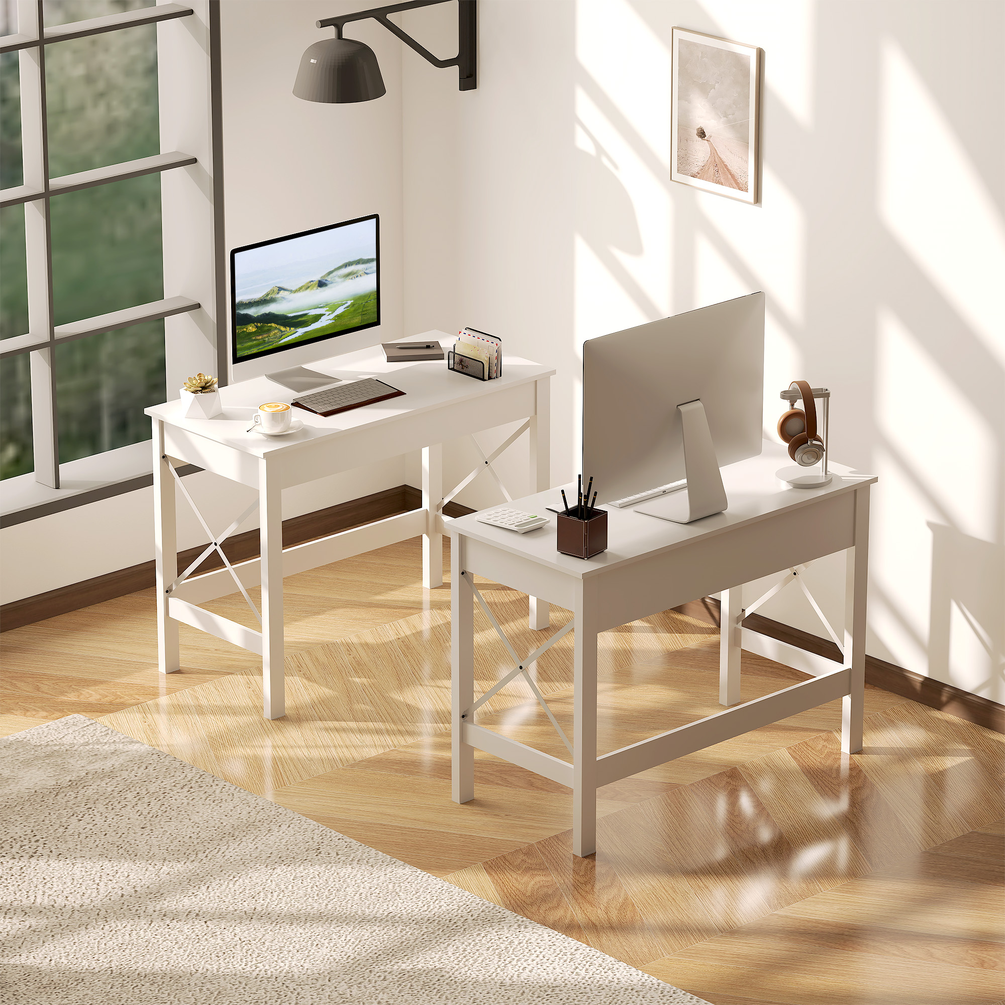 Dos escritorios blancos con computadoras, audífonos y plantas al sol.