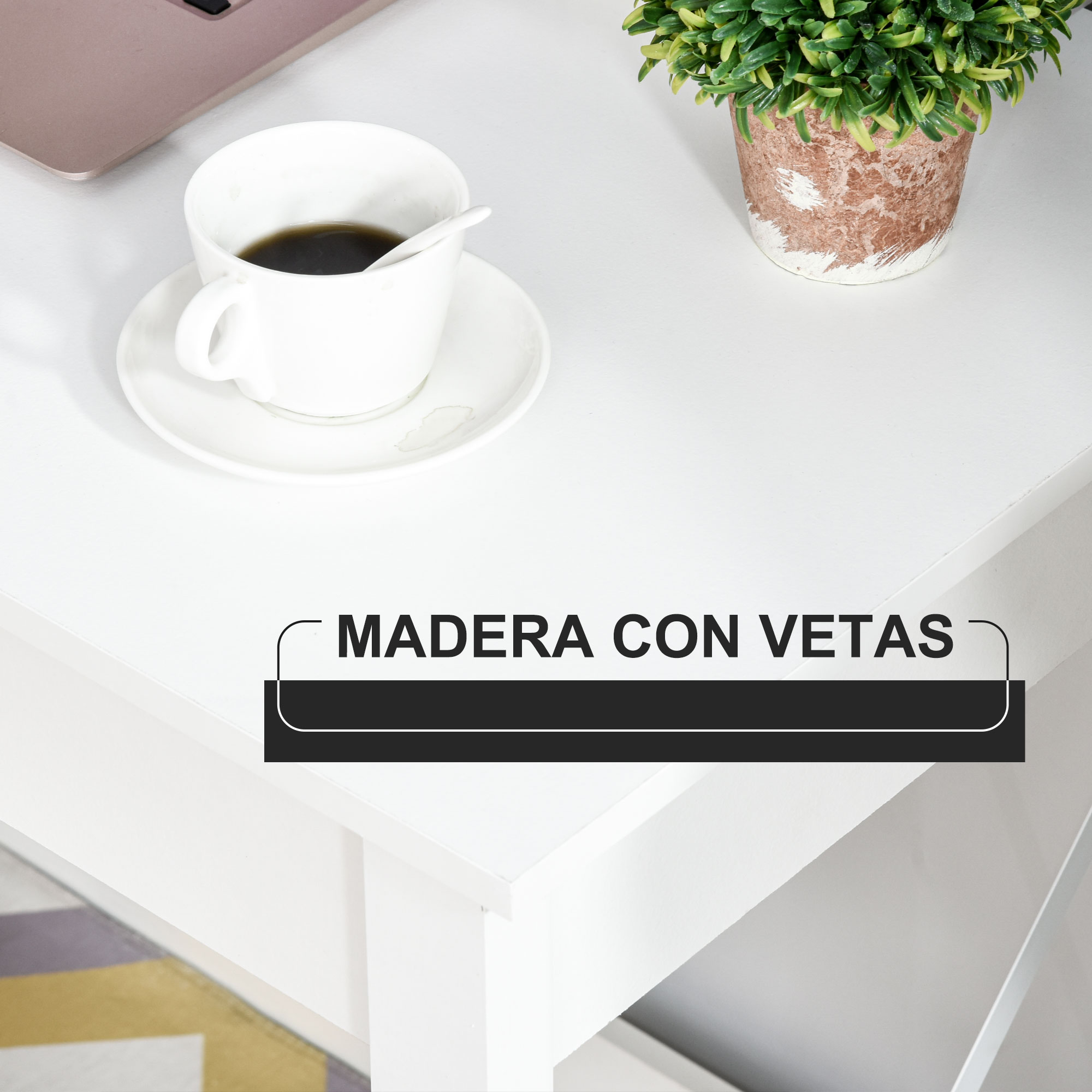 Una mesa blanca con una taza de café, un portátil y una planta en maceta.