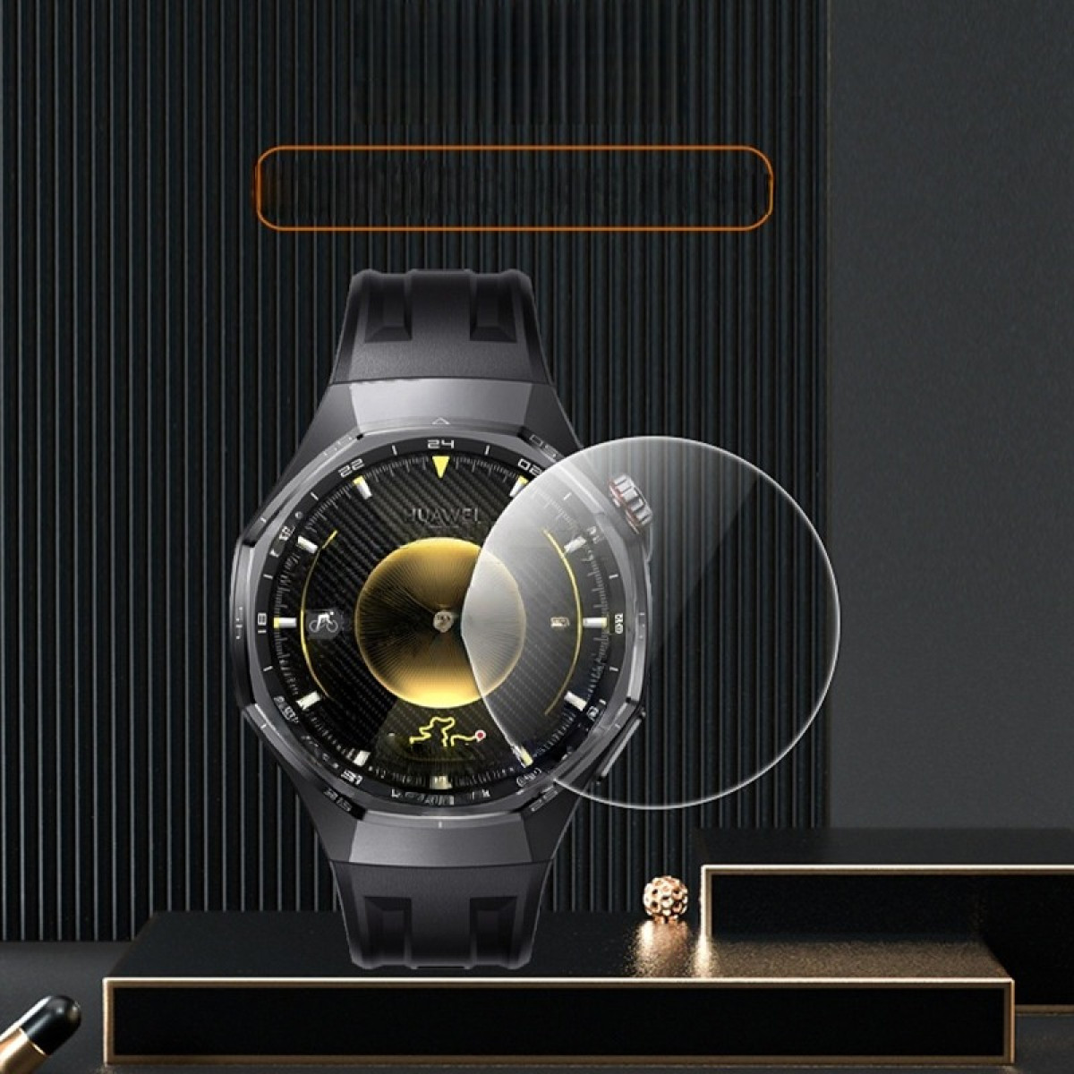 Graue Smartwatch mit goldenem Zifferblatt und transparentem Schutzglas.