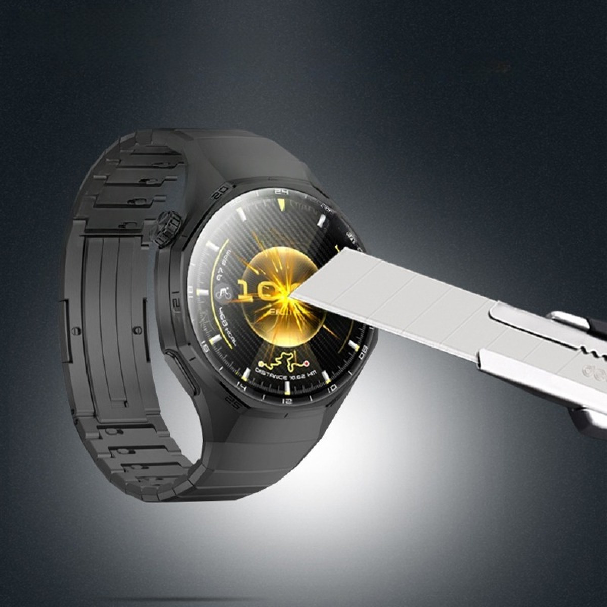 Ein schwarzes Smartwatch mit einem silbernen Cutter, der auf den Bildschirm drückt.