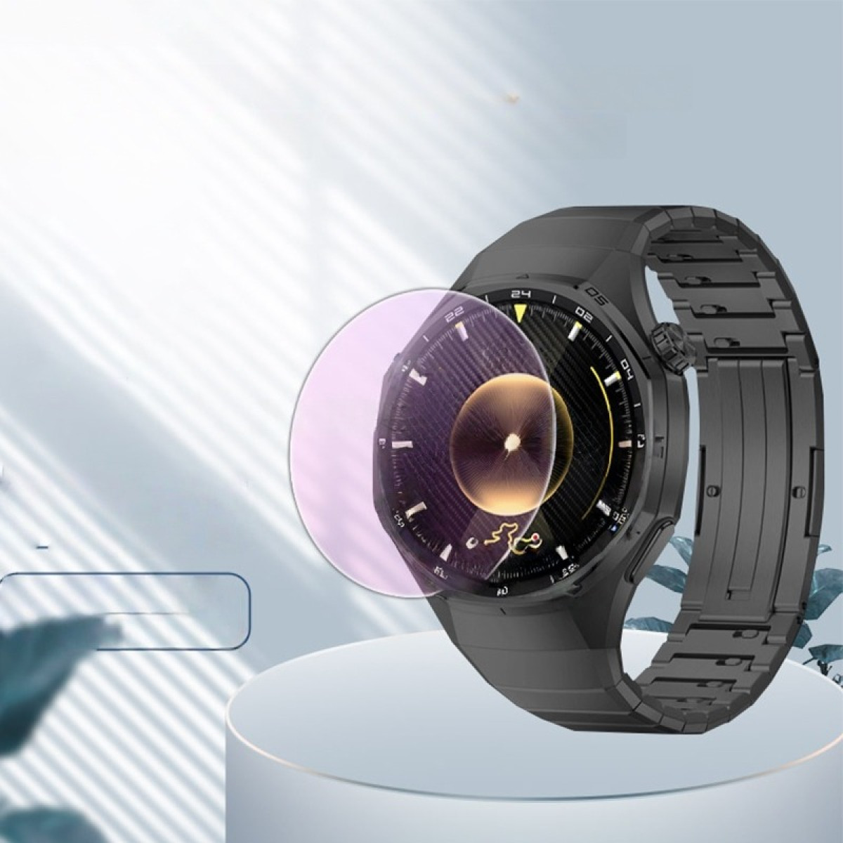 Eine schwarze Smartwatch mit Metallarmband auf einem runden Podest.