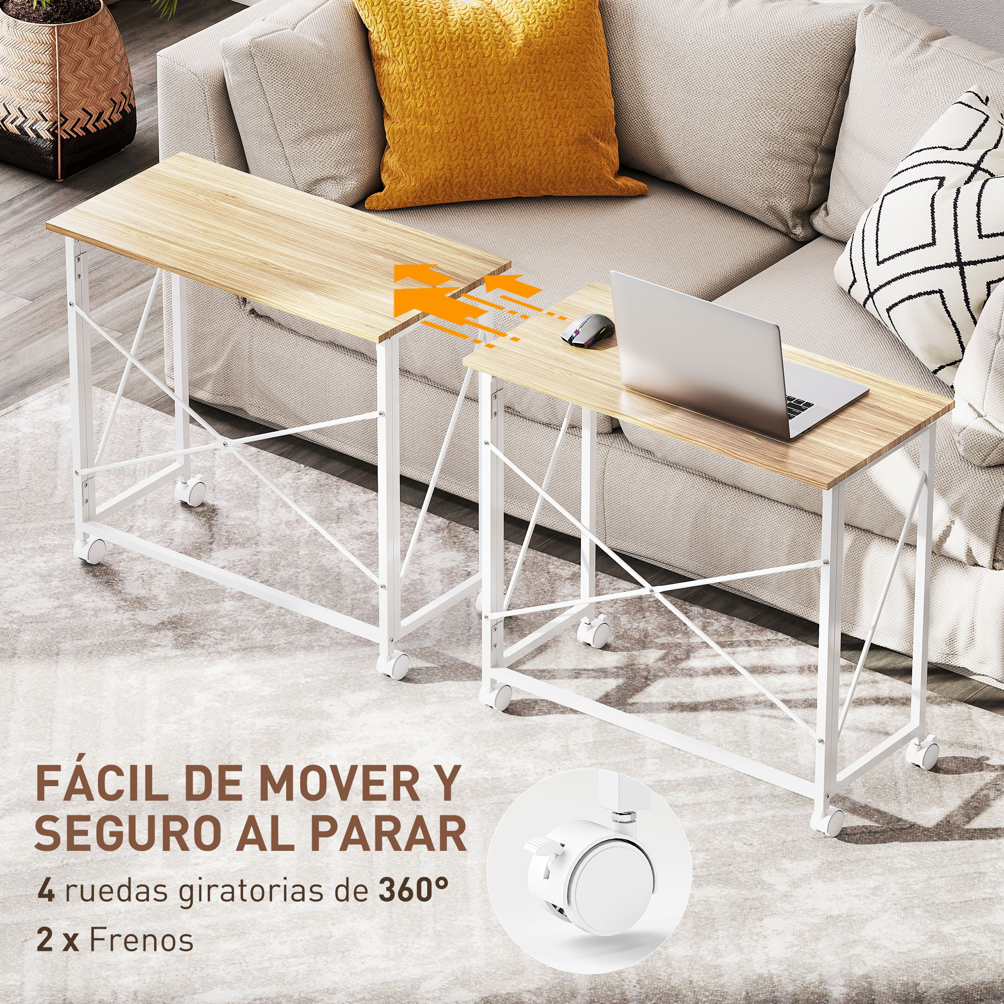 Dos escritorios móviles con tapa de madera, portátil y ratón, junto a un sofá.