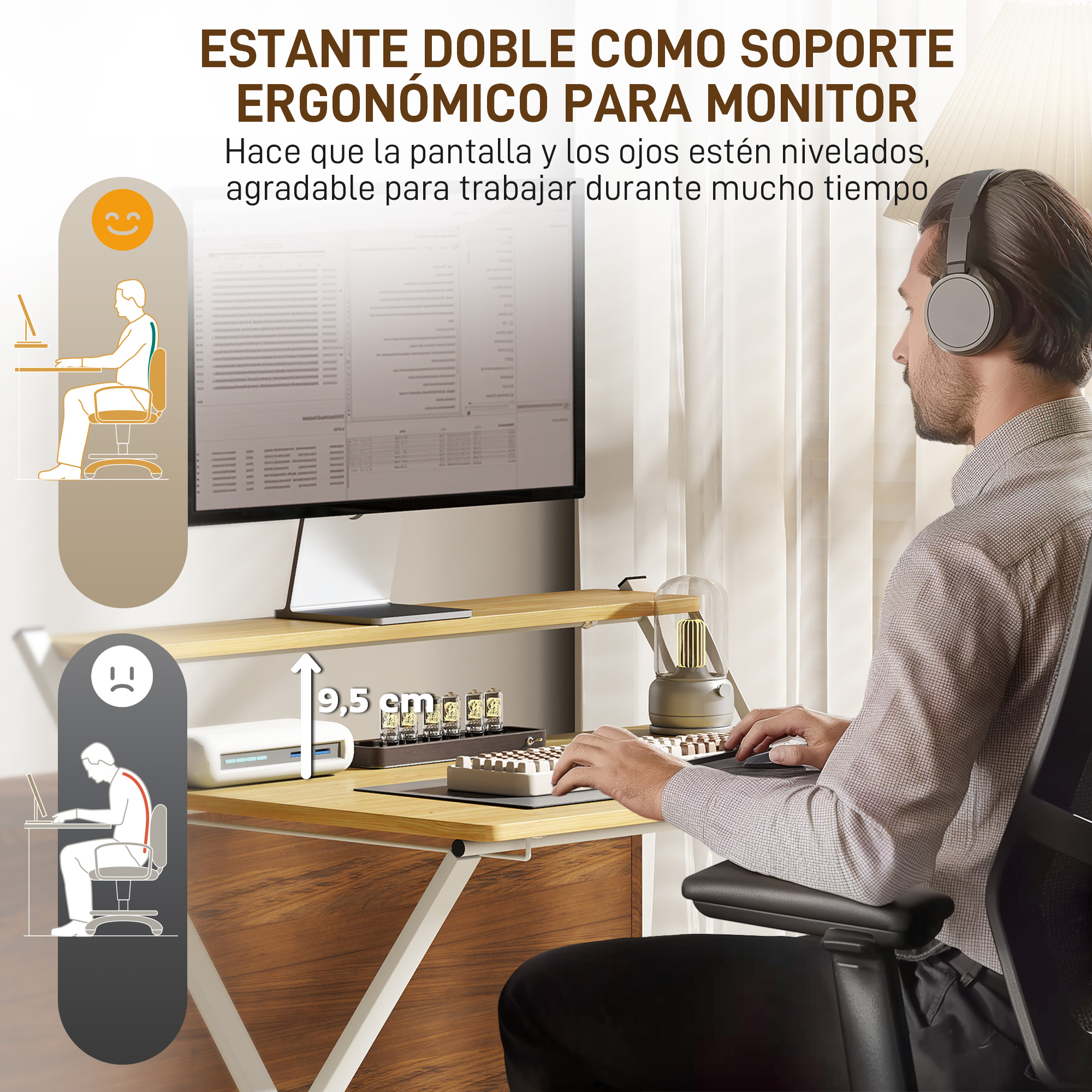 Hombre con auriculares trabaja en escritorio con elevador de monitor y teclado.