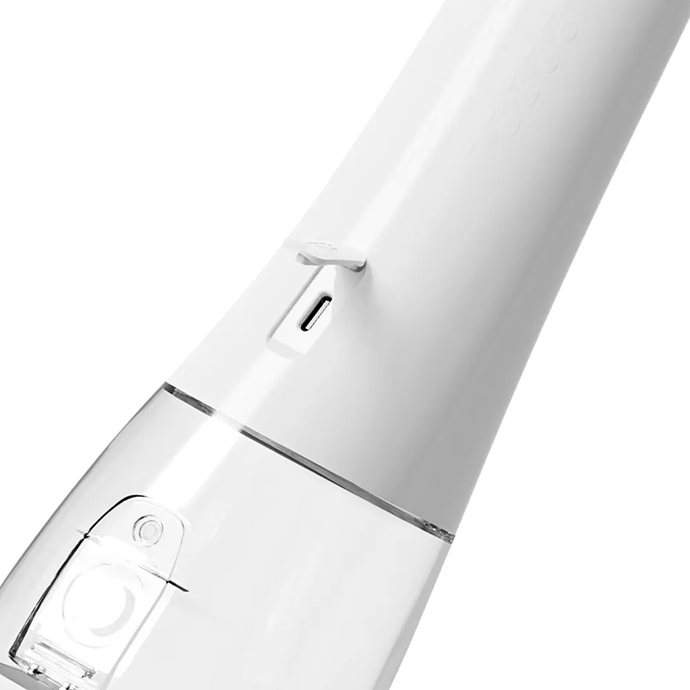 Biały automatyczny dozownik mydła z przezroczystym zbiornikiem i portem ładowania USB.