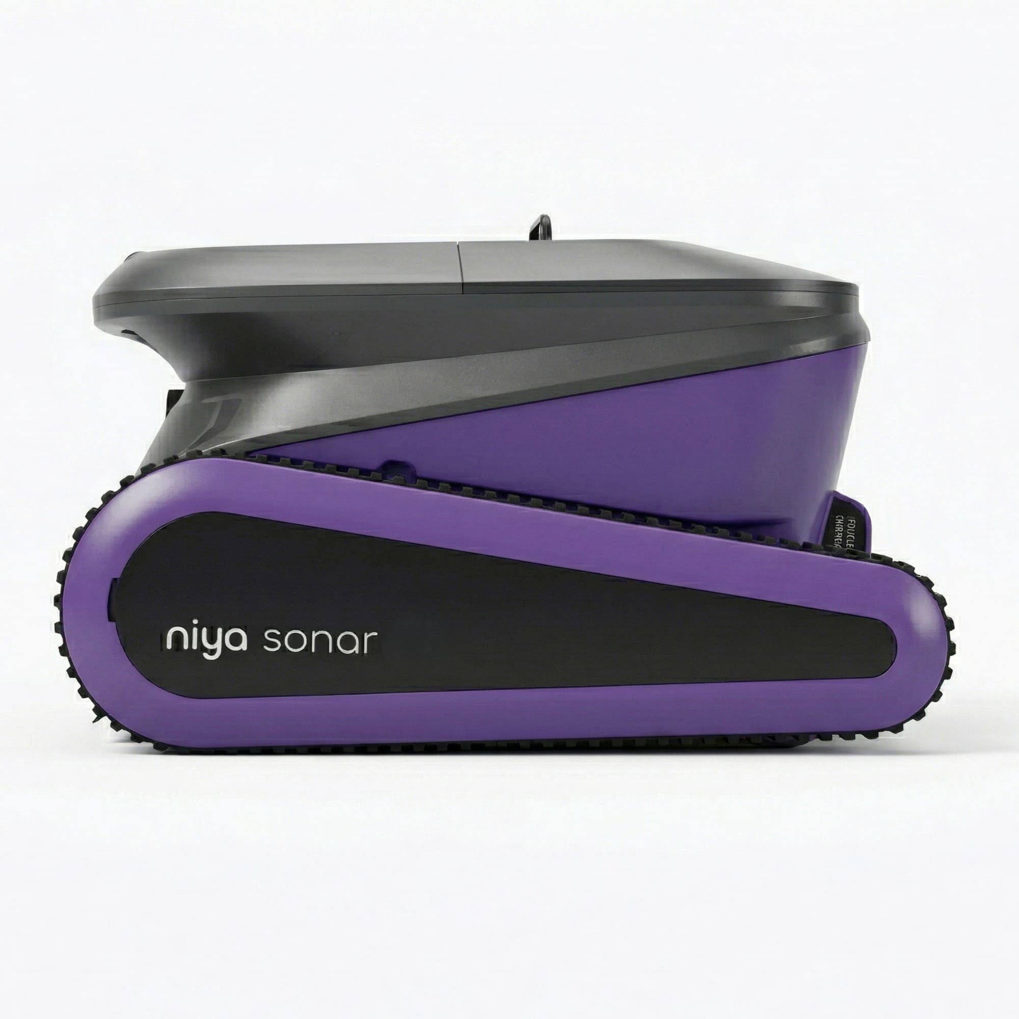 Un robot morado y gris con orugas, etiquetado "niya sonar".