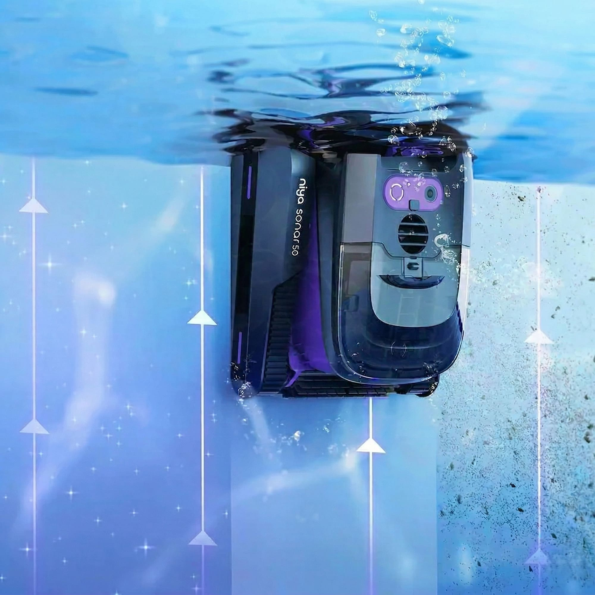 Un robot limpiador de piscinas negro y morado está semi sumergido en agua azul.
