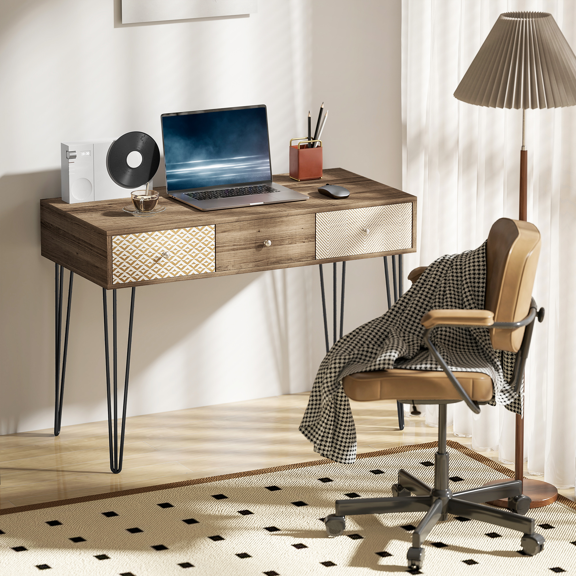 Un escritorio de madera con portátil, bolígrafos, café y tocadiscos, junto a una silla marrón.
