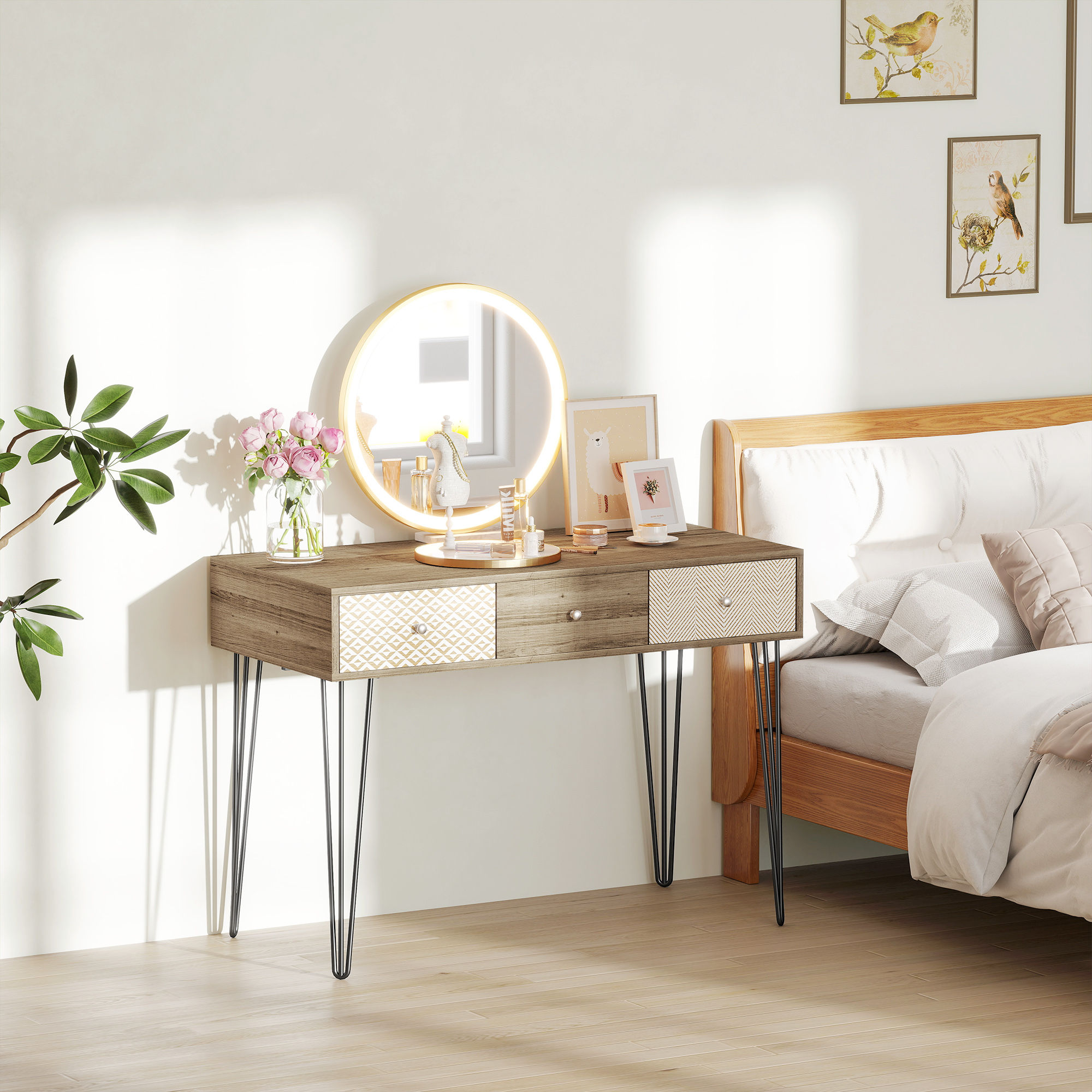 Un tocador con espejo, flores y cosméticos está al lado de una cama.
