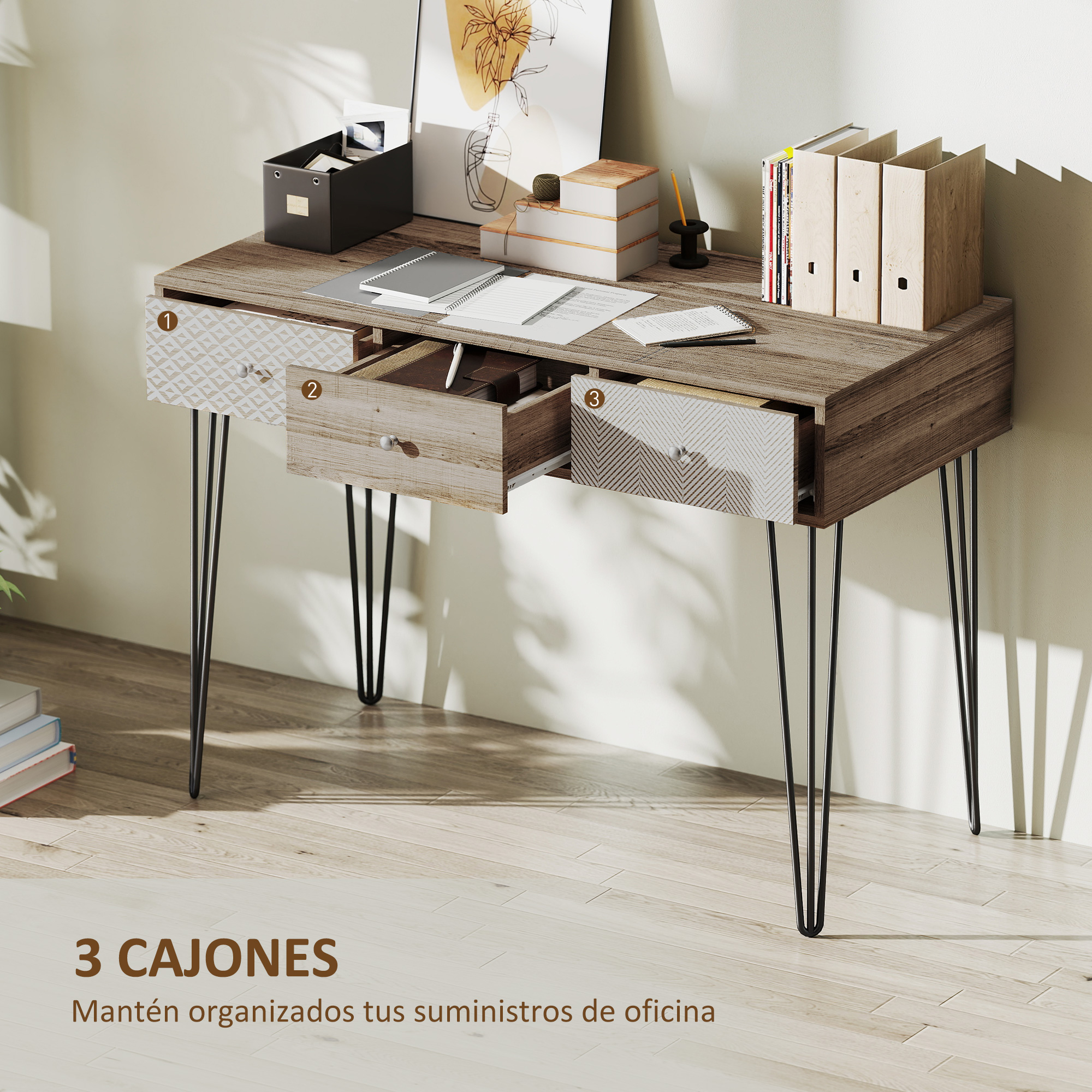Un escritorio con tres cajones, portalápices, cuadernos y carpetas.