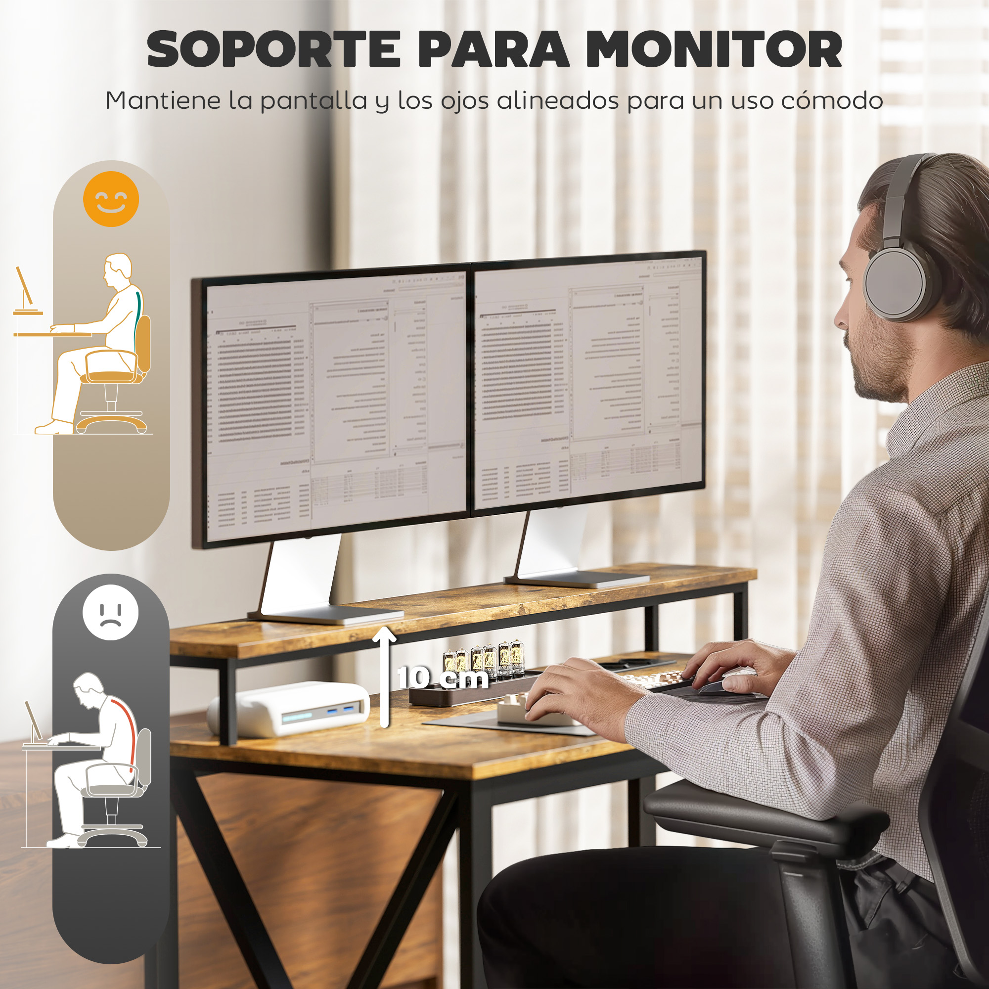 Hombre con auriculares se sienta en un escritorio con dos monitores en un soporte.