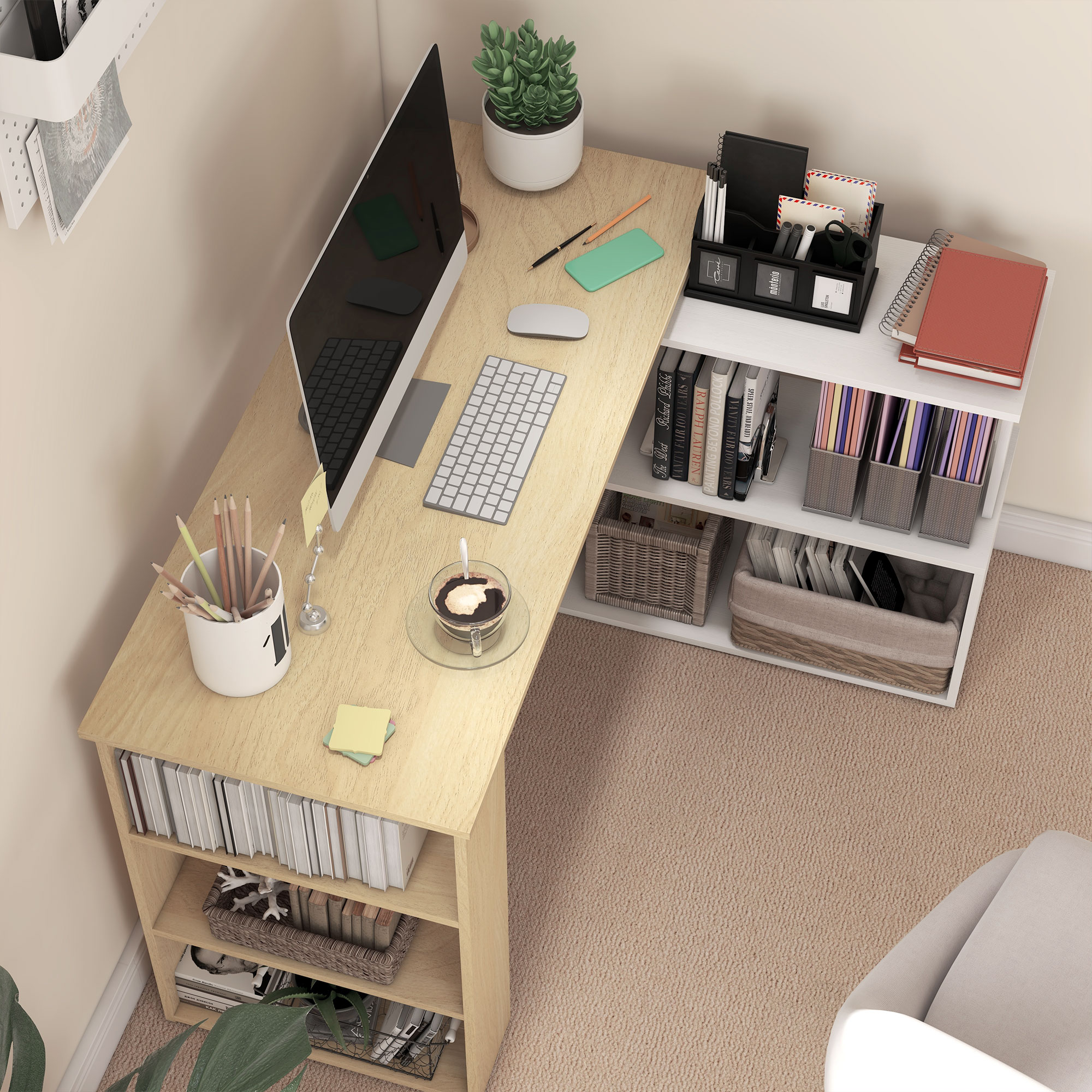 Un escritorio en forma de L de madera clara con computadora, teclado, ratón y café.