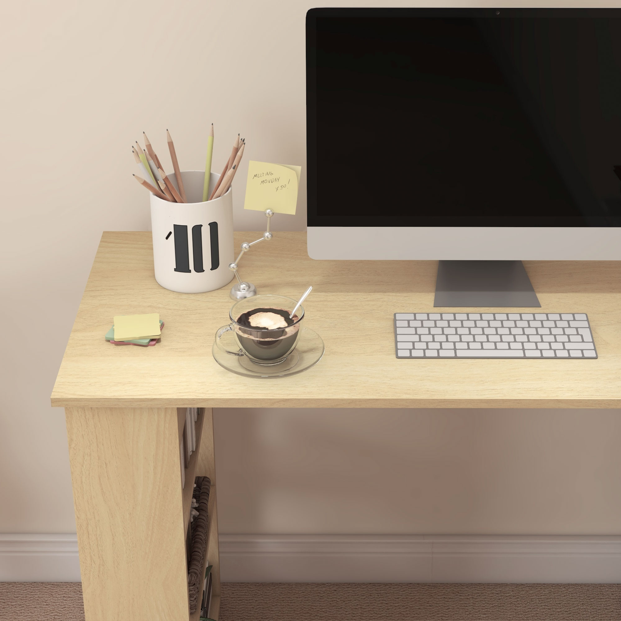 Escritorio con ordenador, teclado, taza de café, lápices en un soporte y notas adhesivas.