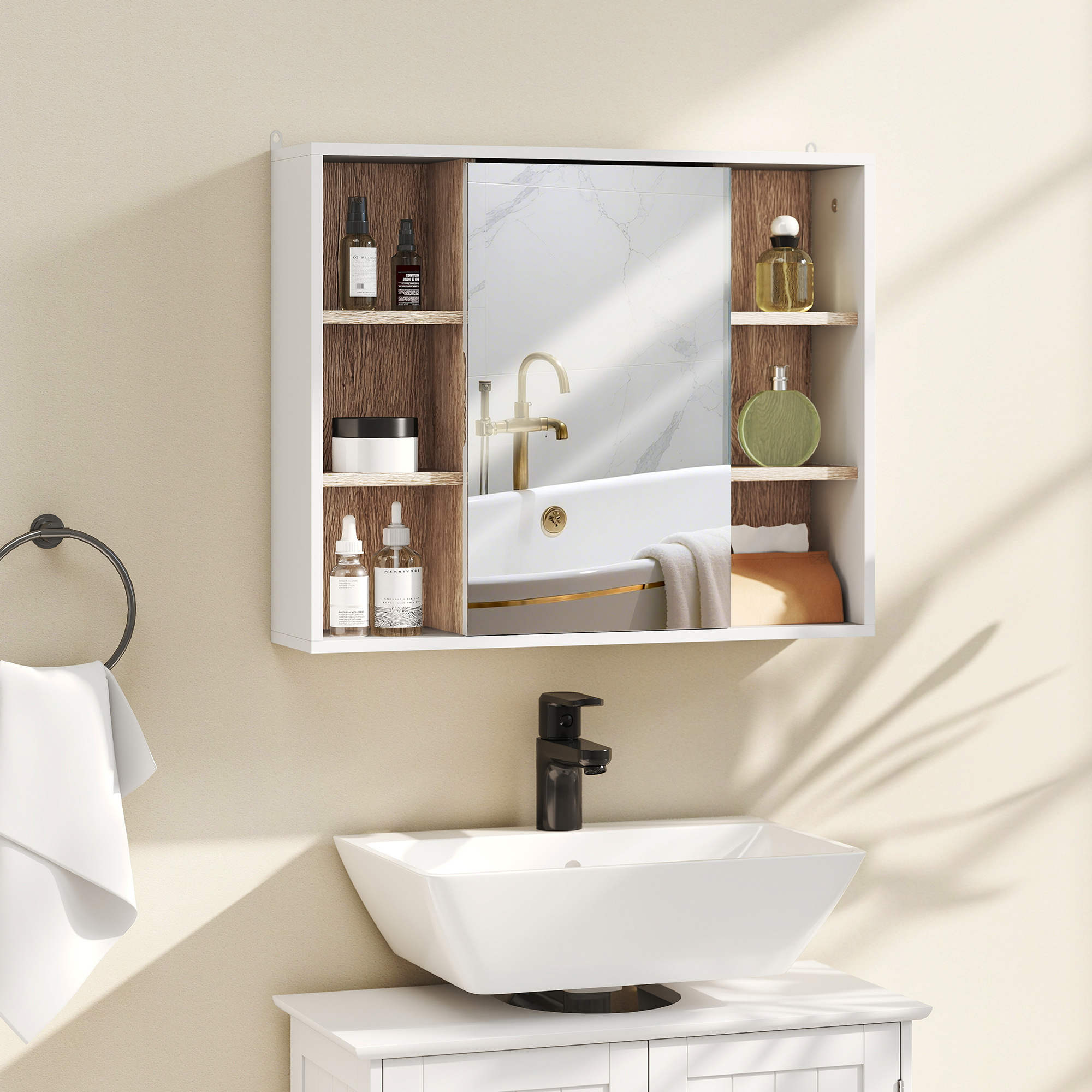 Un botiquín blanco con espejo sobre un lavabo y grifo negro.