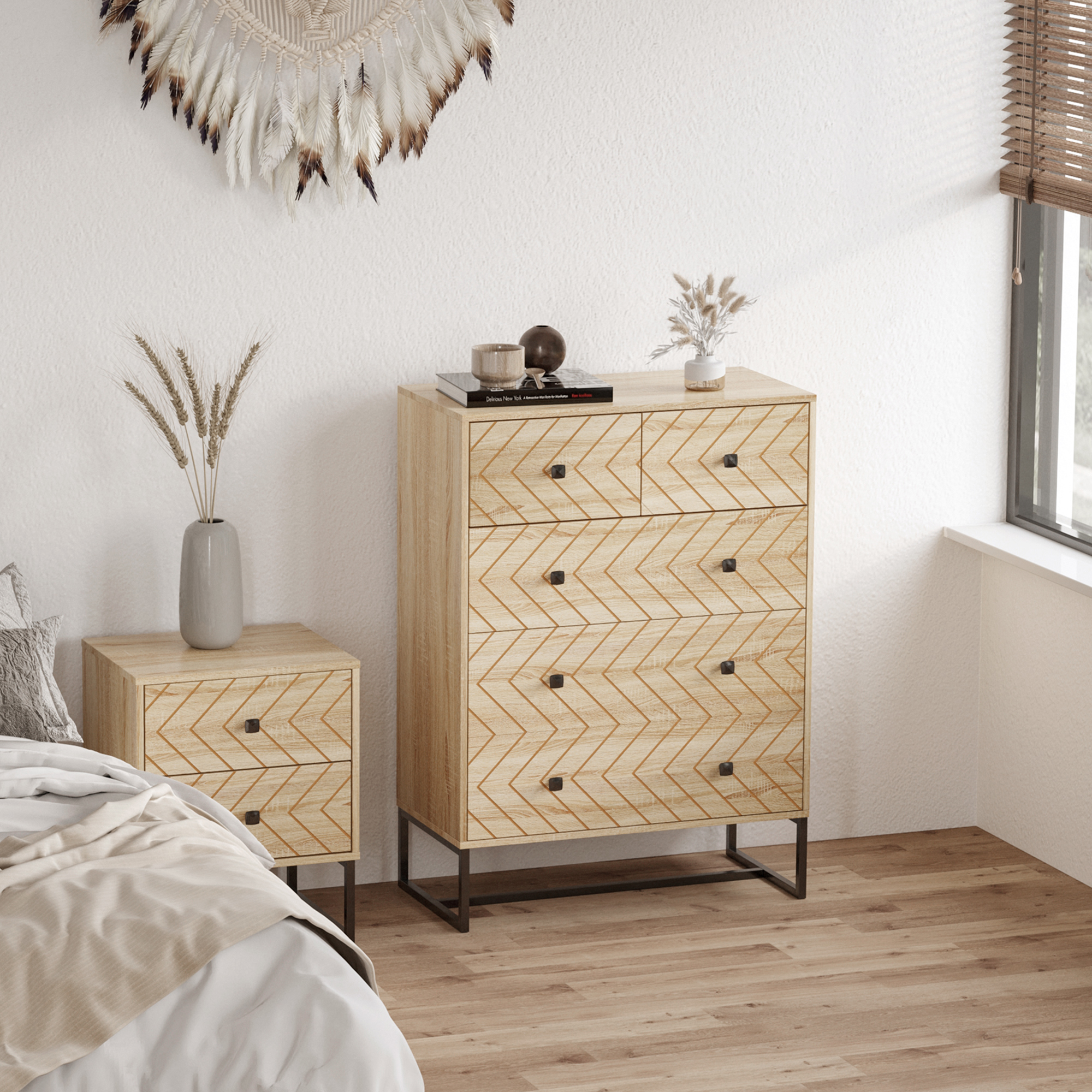 Cómoda de madera con patrón geométrico y mesita de noche junto a una cama.