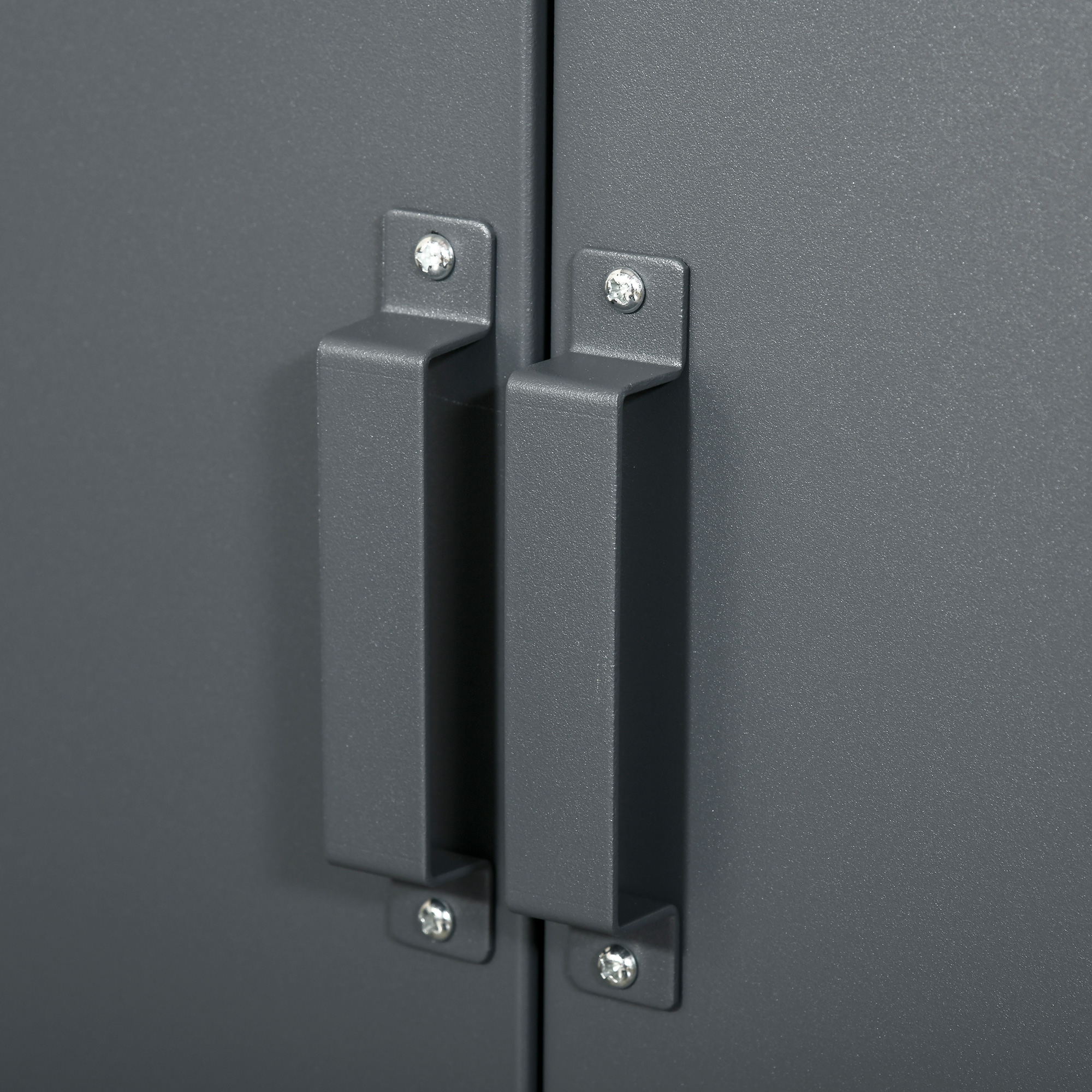 Dos manijas grises de metal están unidas a una puerta gris.