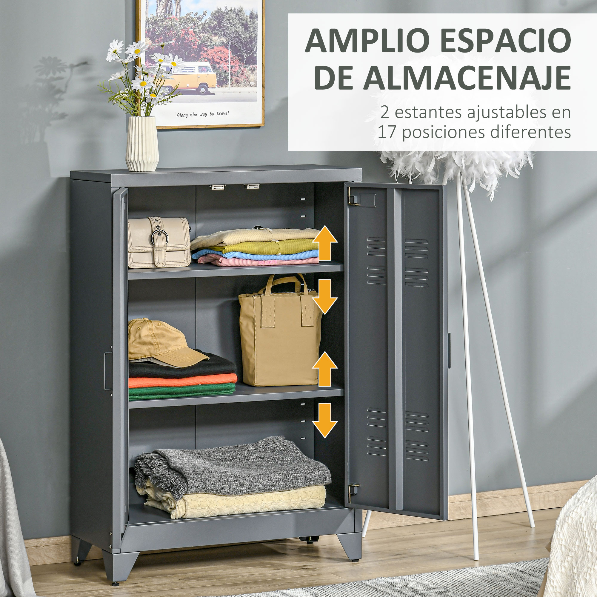 Armario metálico gris con ropa y bolsos, junto a una lámpara.