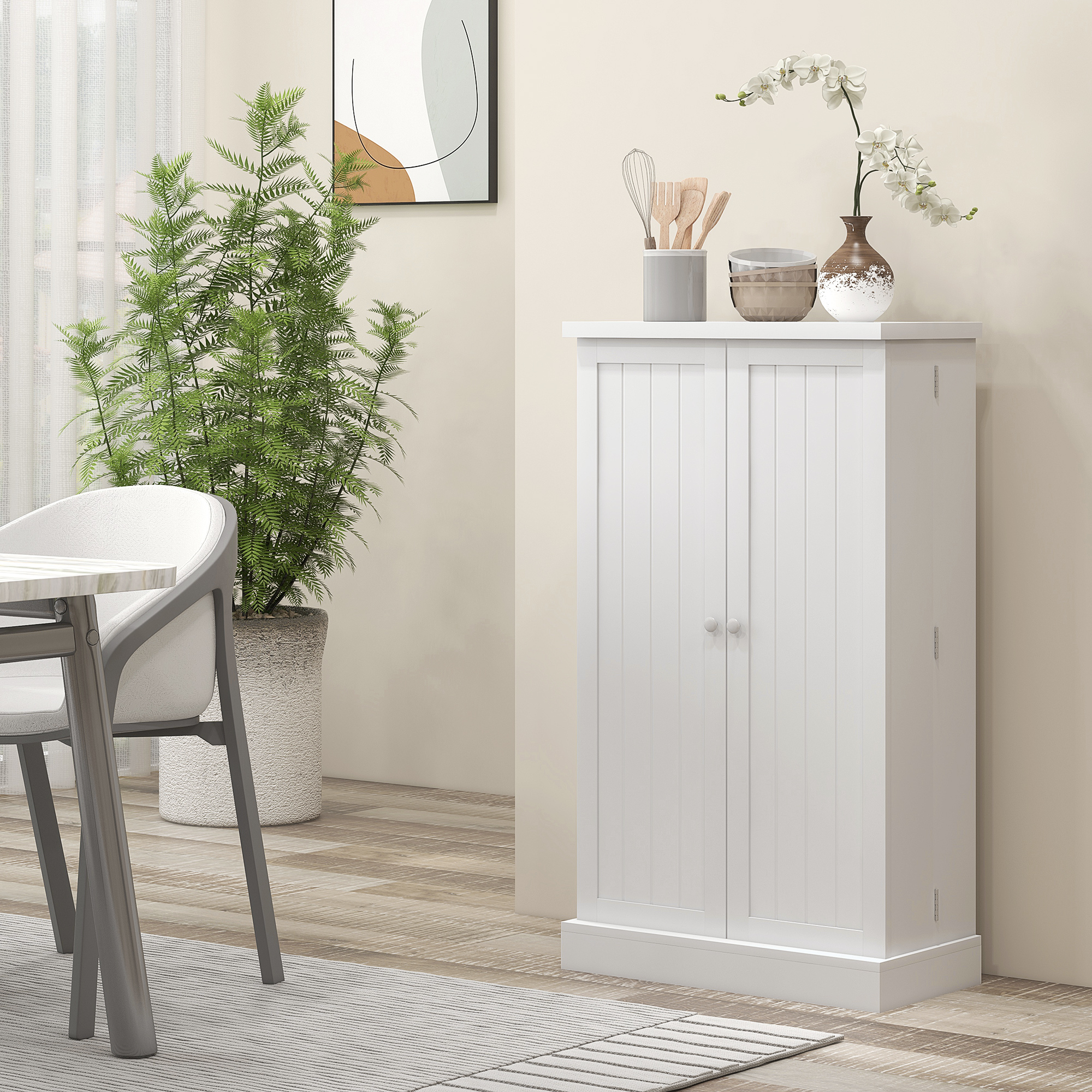 Un armario blanco con suelos de madera, una silla y una planta.