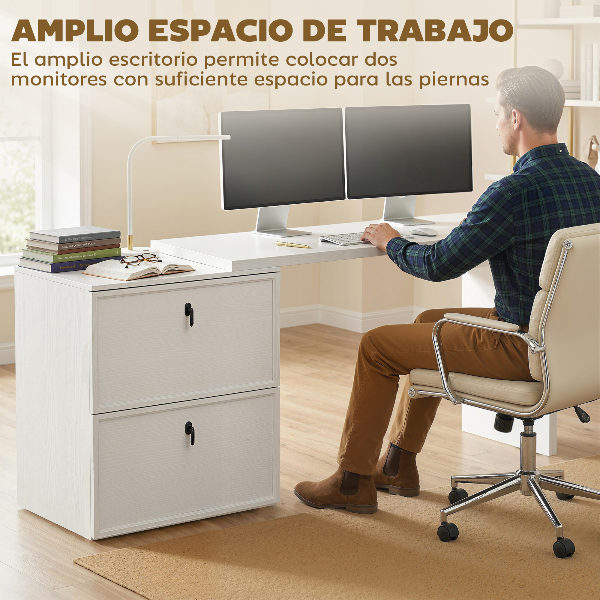 Hombre sentado en un escritorio blanco con dos monitores, junto a un archivador blanco.