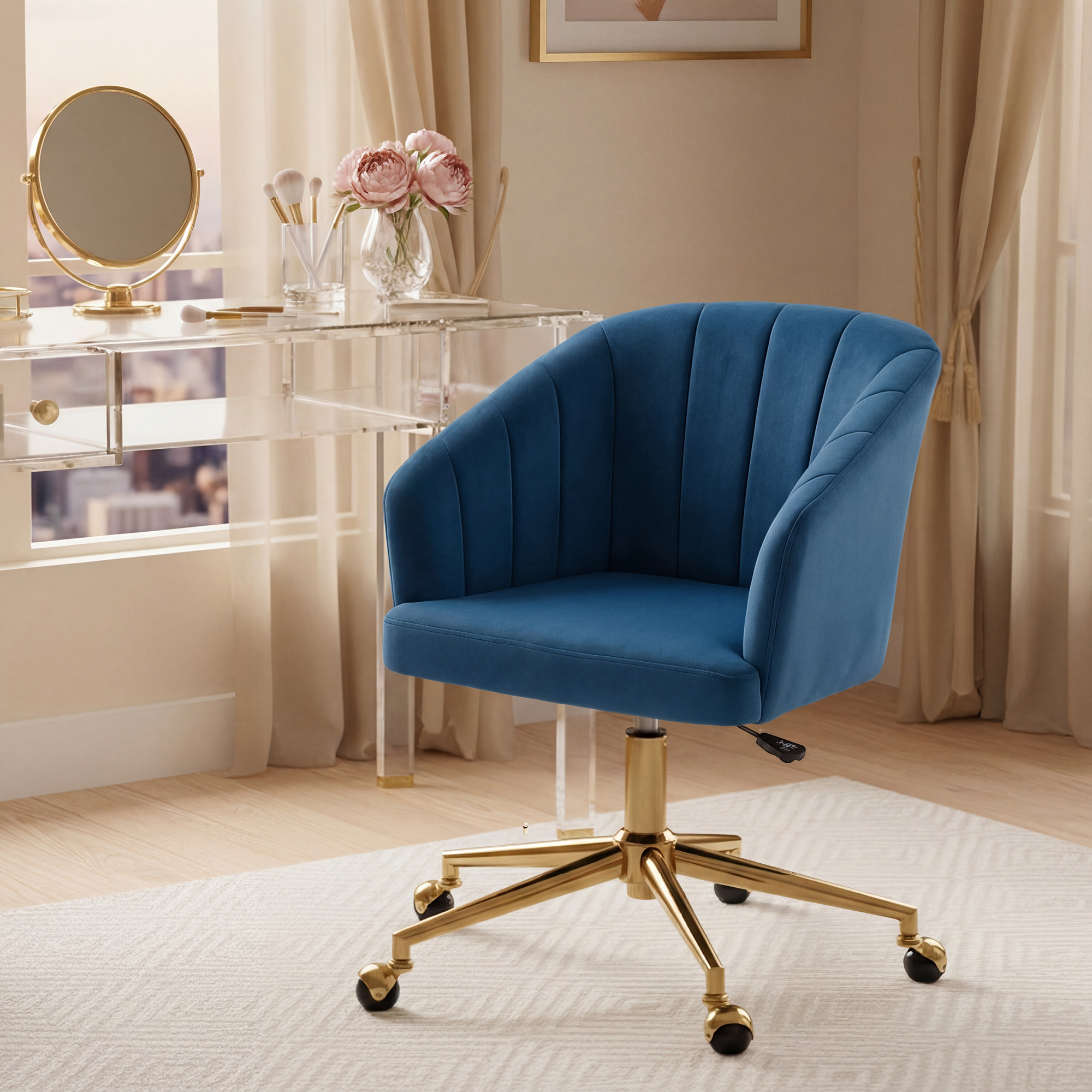 Una silla azul de terciopelo con base dorada se sienta frente a un tocador con espejo.
